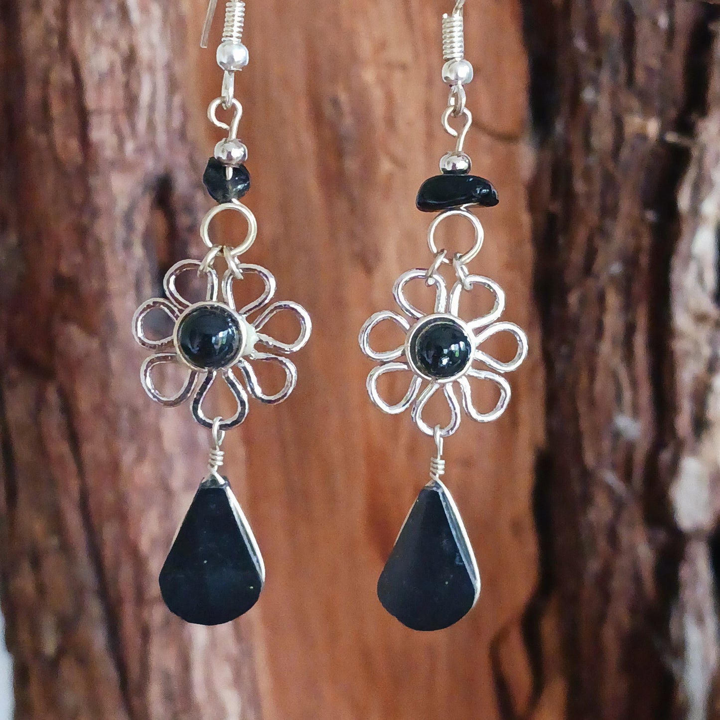 These beautiful daisy earrings incorporate a black stone, finished with silver plated hooks. They have been hand made in Peru and are presented in a traditionally made pouch gift wrapped and ready to give