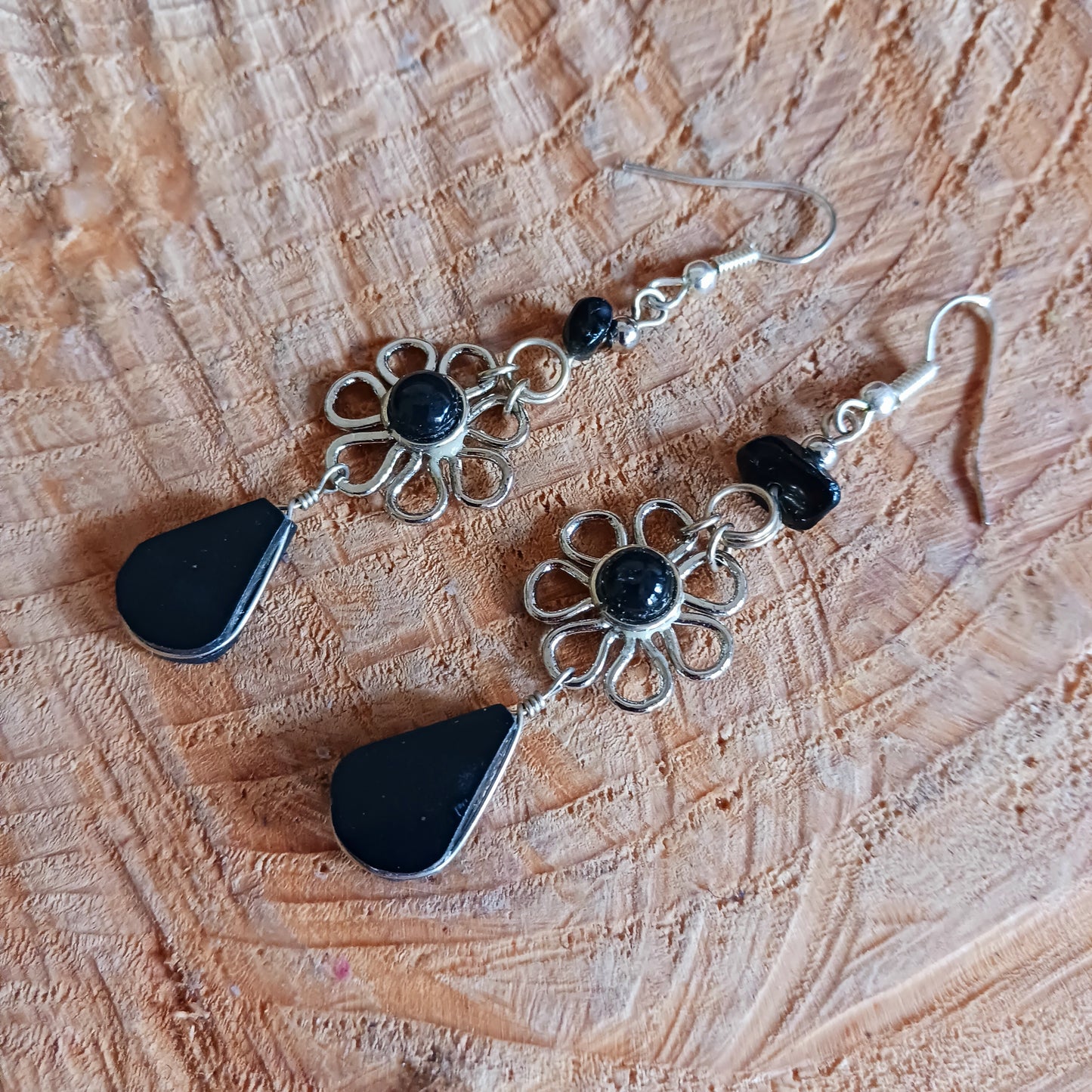 These beautiful daisy earrings incorporate a black stone, finished with silver plated hooks. They have been hand made in Peru and are presented in a traditionally made pouch gift wrapped and ready to give