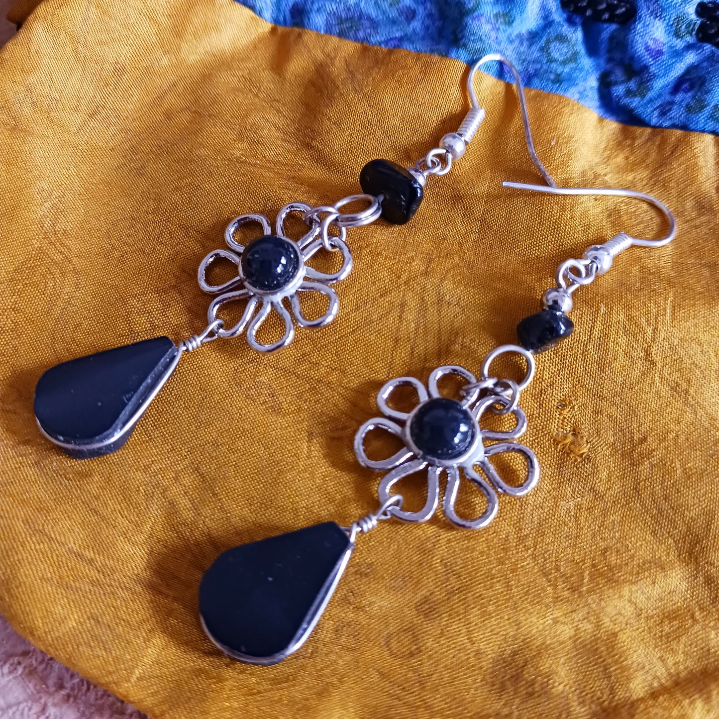 These beautiful daisy earrings incorporate a black stone, finished with silver plated hooks. They have been hand made in Peru and are presented in a traditionally made pouch gift wrapped and ready to give