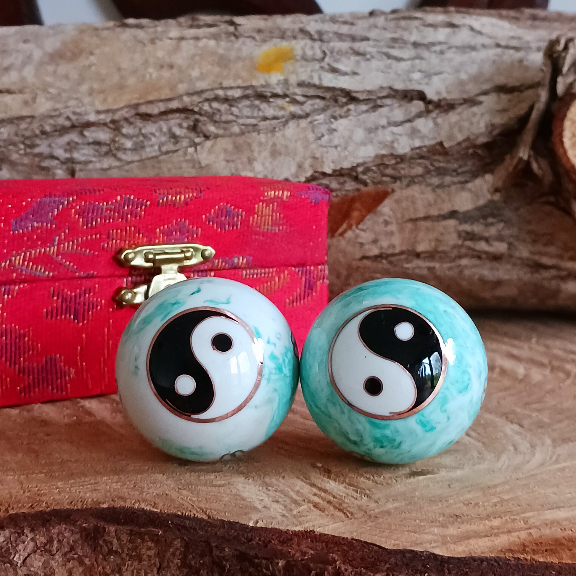 For many centuries, these health balls have been used in Chinese medicine in order to support the flexibility and the blood circulation in hands and fingers. By letting the balls circle around each other in one hand, the palm of your hand is being massaged and stimulated simultaneously. You should change the direction and the hand regularly. By freeing energy reserves, a holistic sense of well-being can be achieved. The ability to concentrate and inner strength will increase.