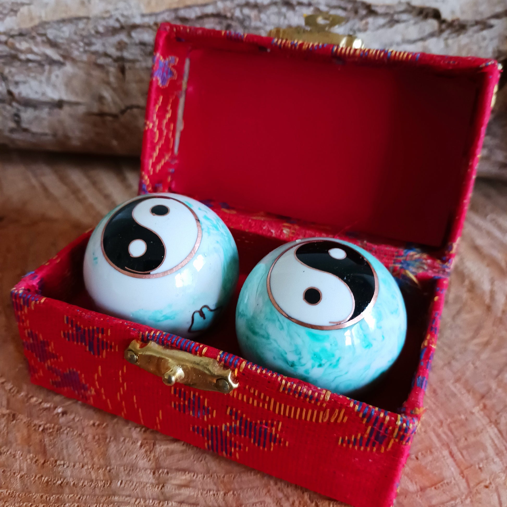 For many centuries, these health balls have been used in Chinese medicine in order to support the flexibility and the blood circulation in hands and fingers. By letting the balls circle around each other in one hand, the palm of your hand is being massaged and stimulated simultaneously. You should change the direction and the hand regularly. By freeing energy reserves, a holistic sense of well-being can be achieved. The ability to concentrate and inner strength will increase.