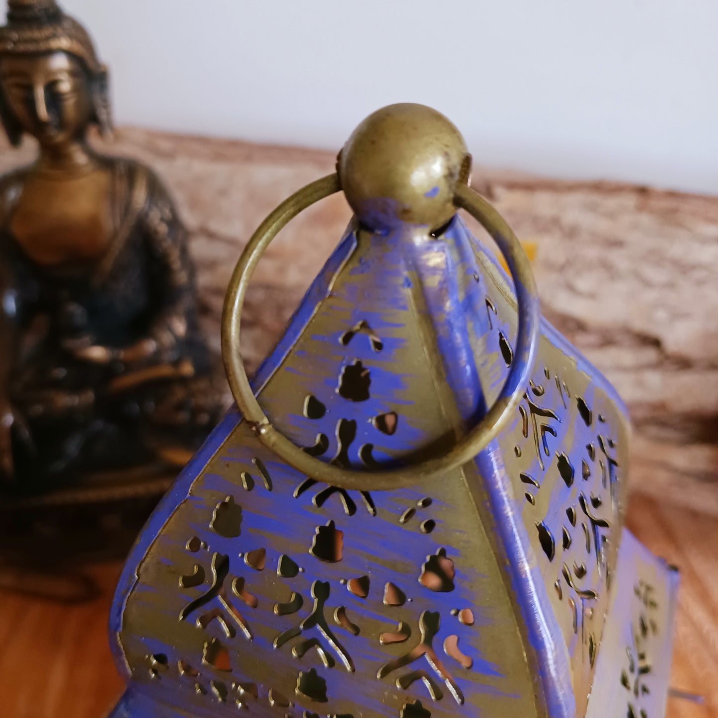 This pretty oriental Lotus lantern is finished with a purple vintage look. It can either be free-standing or hung up. A tea light can be placed through the door on one of the sides.