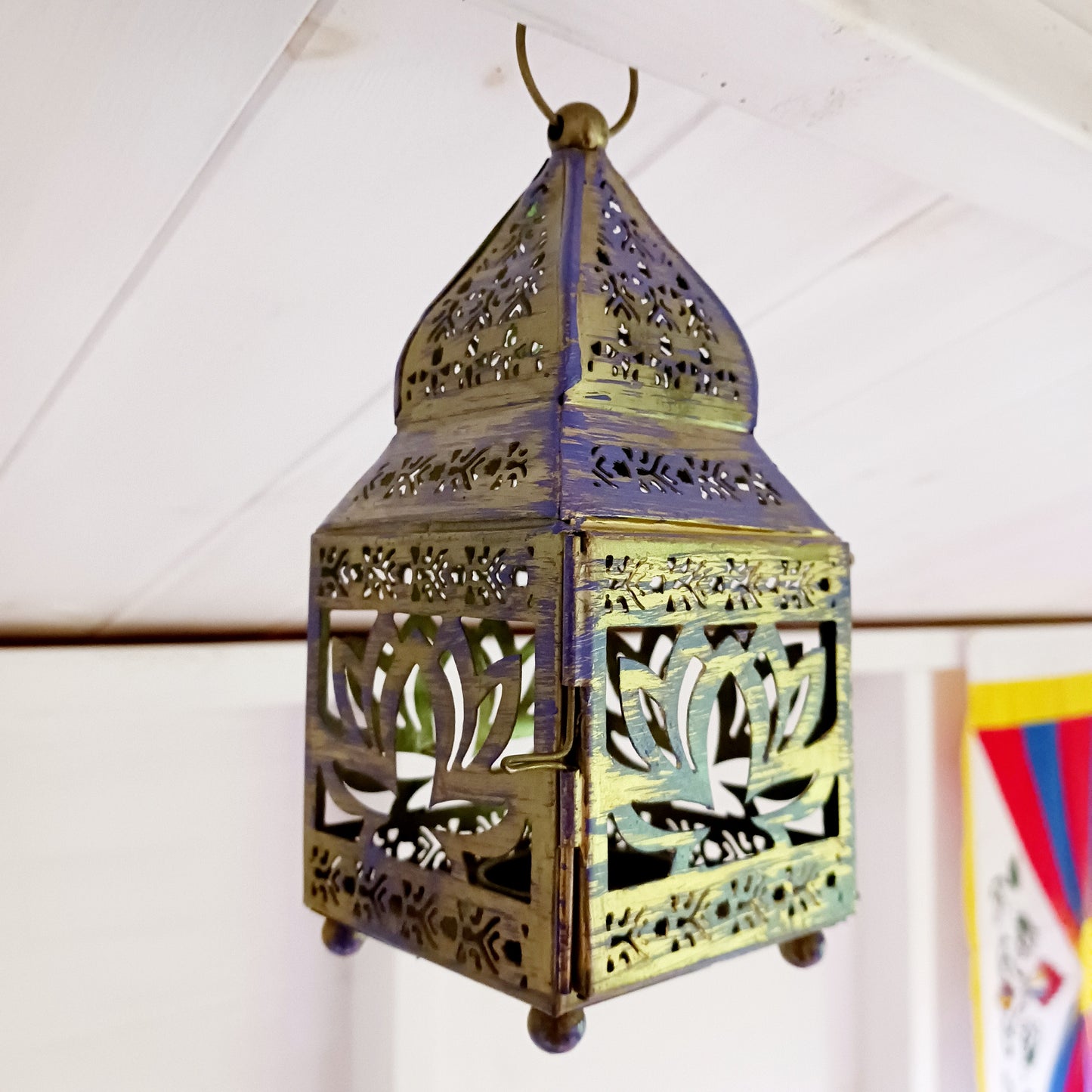 This pretty oriental Lotus lantern is finished with a purple vintage look. It can either be free-standing or hung up. A tea light can be placed through the door on one of the sides.