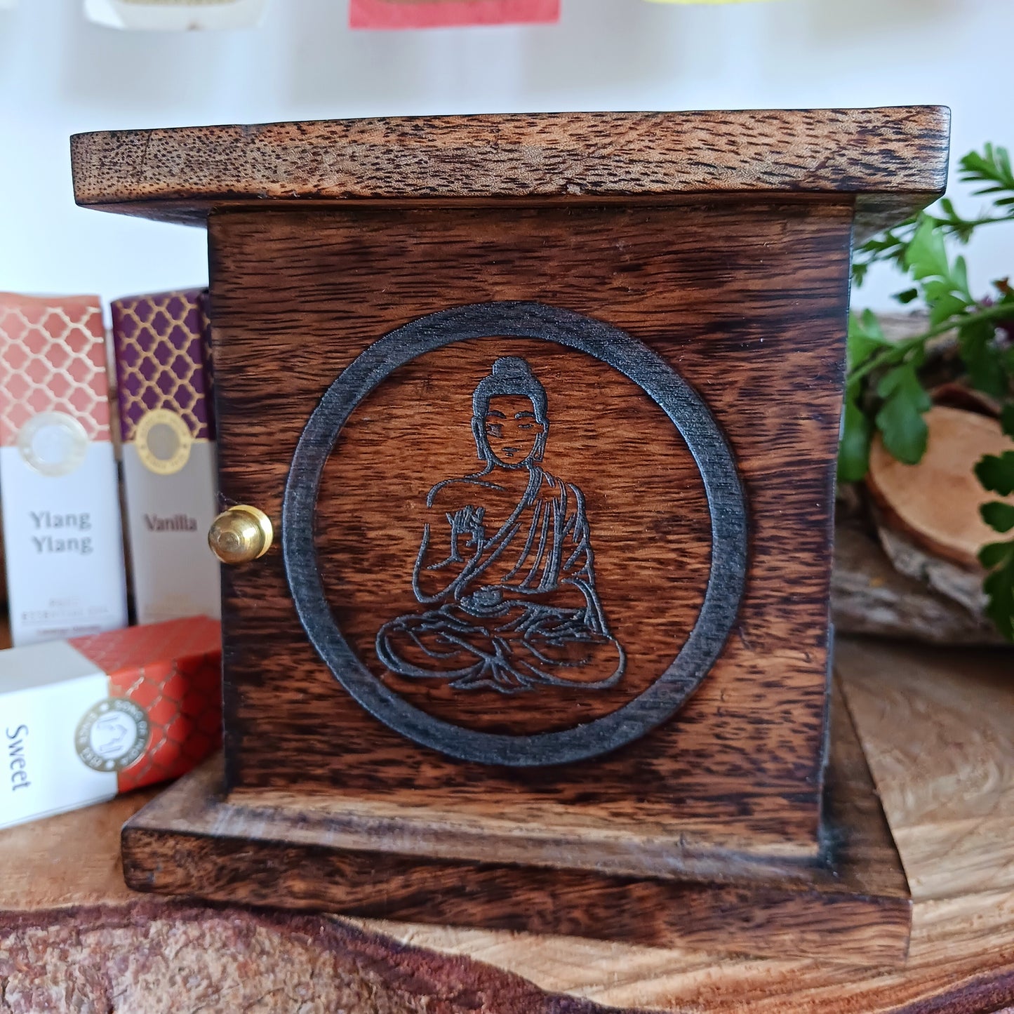 Made from eco-friendly mango wood, this box burner offers durability and unique natural wood patterns. A carved Buddha on the front of the burner adds a peaceful and spiritual aesthetic, ideal for creating a tranquil environment.