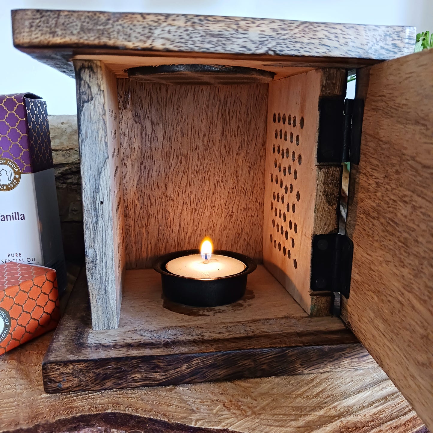 Made from eco-friendly mango wood, this box burner offers durability and unique natural wood patterns. A carved Buddha on the front of the burner adds a peaceful and spiritual aesthetic, ideal for creating a tranquil environment.