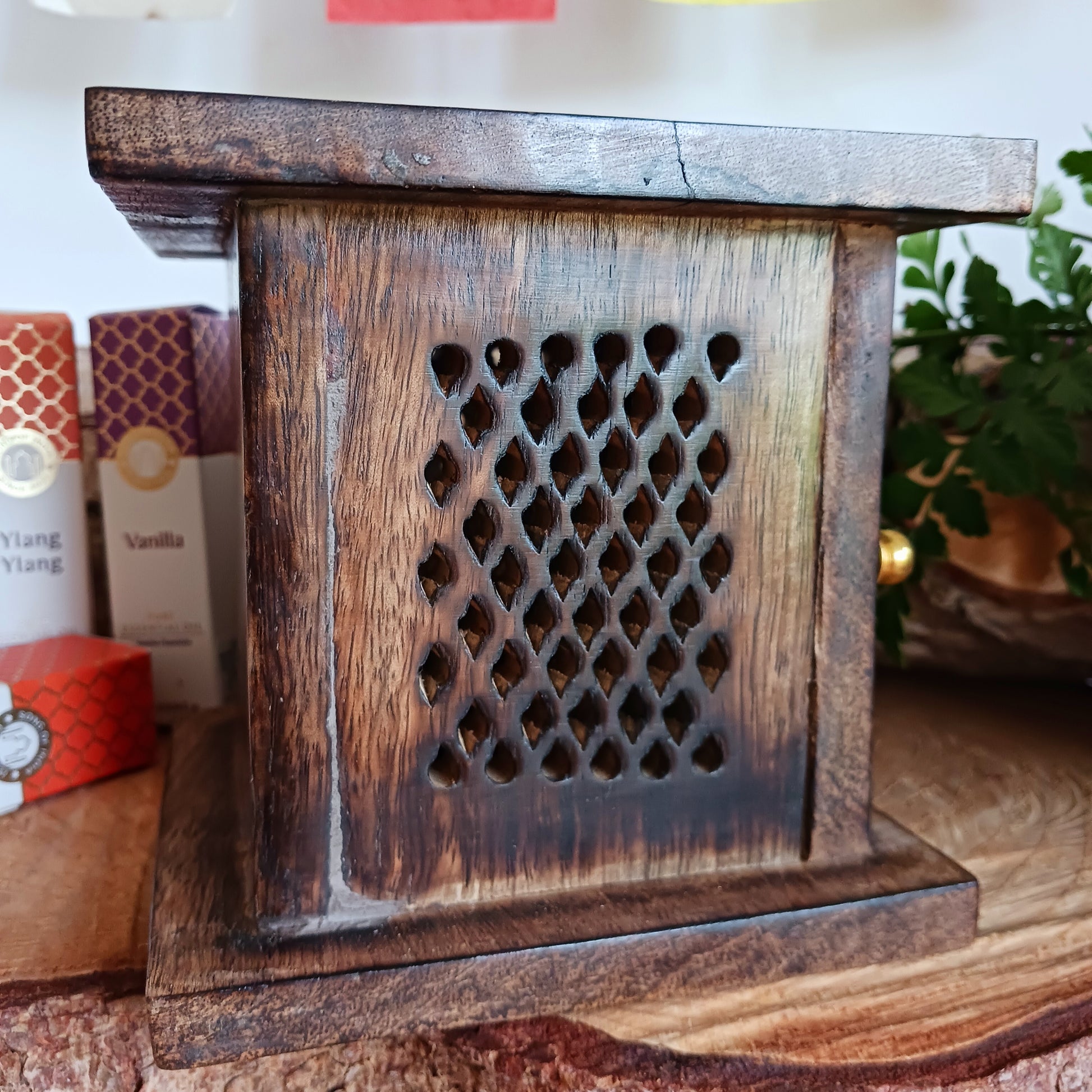 Made from eco-friendly mango wood, this box burner offers durability and unique natural wood patterns. A carved Buddha on the front of the burner adds a peaceful and spiritual aesthetic, ideal for creating a tranquil environment.