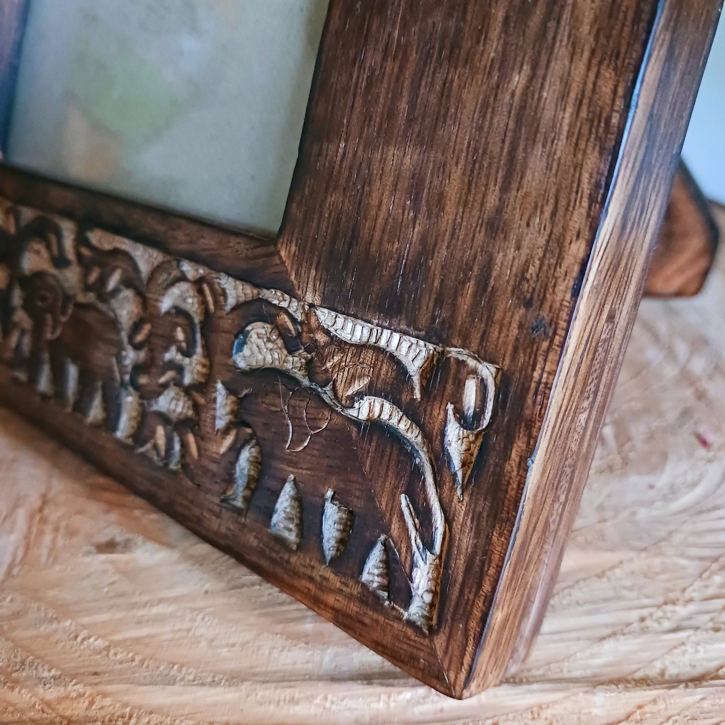 This free-standing mango wood photo frame has a wonderful carved elephant design along top and bottom. The frame will fit 4 x 6" photos (10 x 15cm). Ideal as an eco-friendly gift, or to frame your own happy memories.