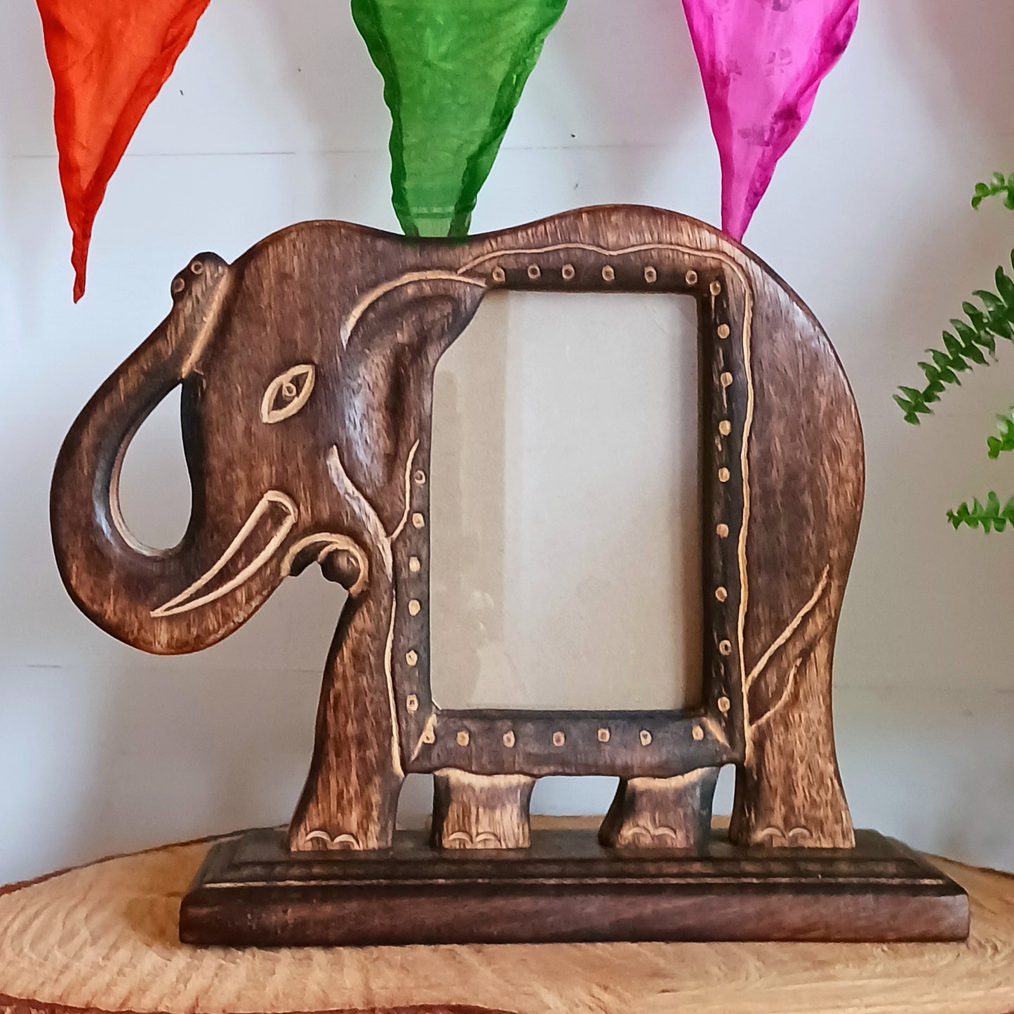 This free-standing mango wood photo frame has been carved in a wonderful elephant shape design.  The frame will fit 4 x 6" photos (10 x 15cm).  Ideal as an eco-friendly gift, or to frame your own happy memories.