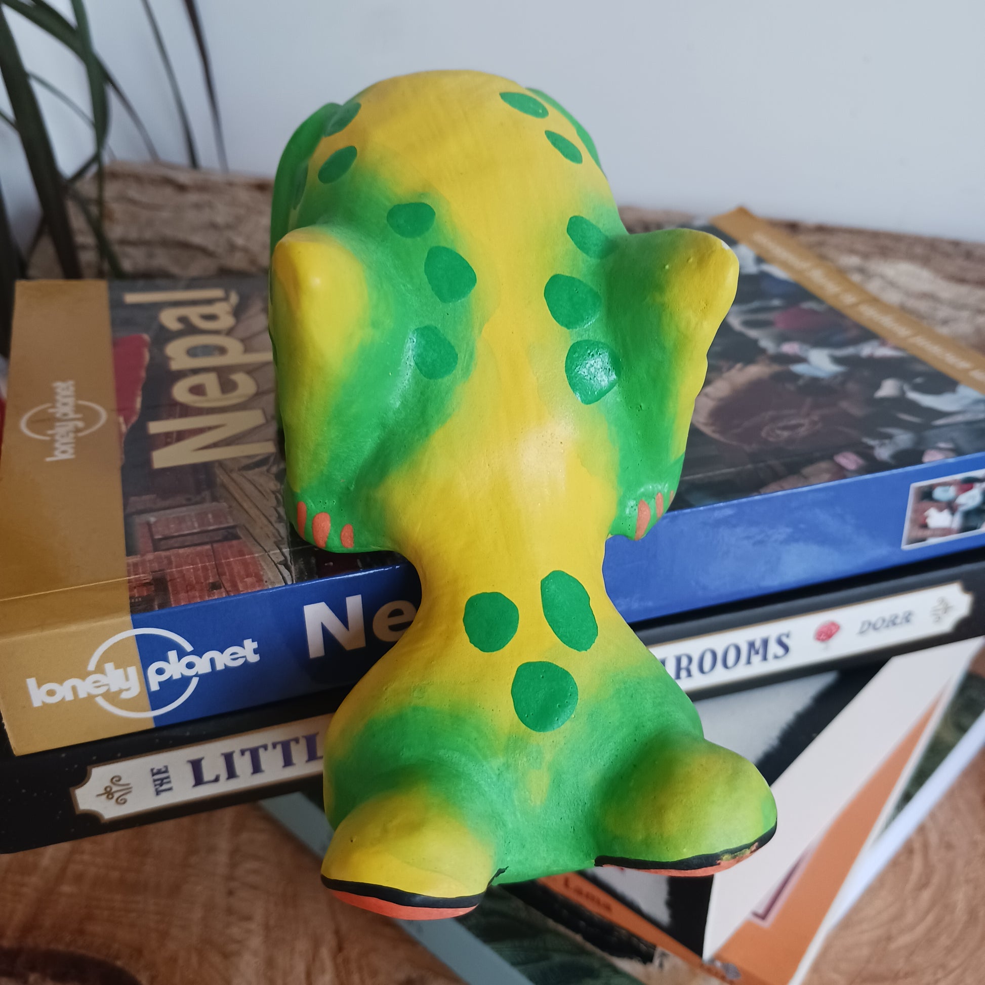 Exhibit this delightful handpainted frog on a shelf or your desk for a very cute and colourful display. Made using Albesia wood which is fast growing and sustainable.