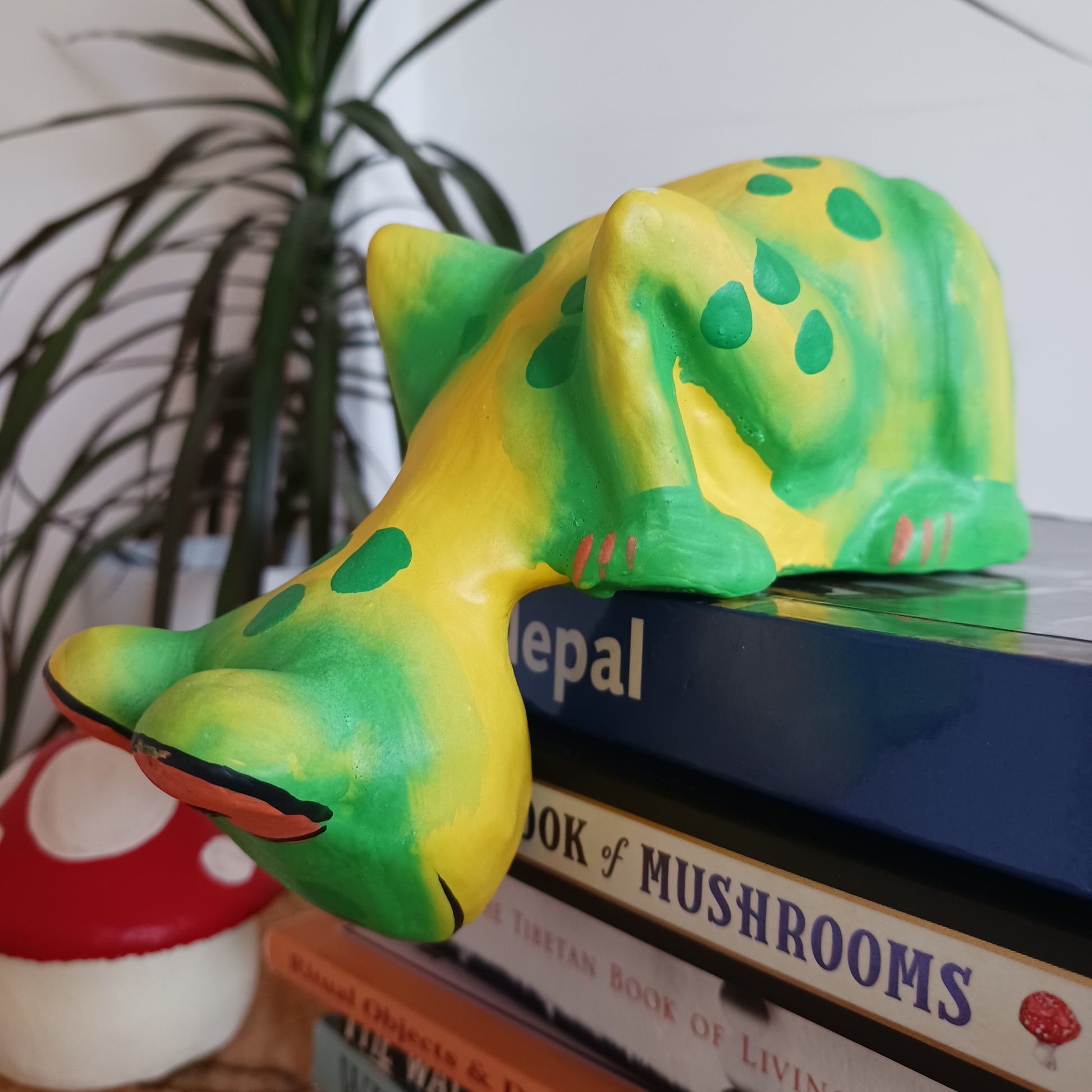 Exhibit this delightful handpainted frog on a shelf or your desk for a very cute and colourful display. Made using Albesia wood which is fast growing and sustainable.