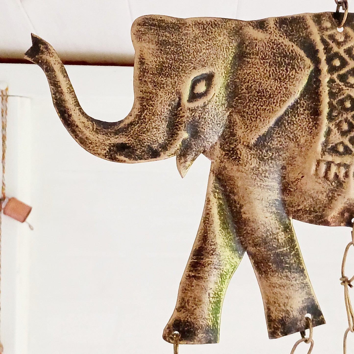 This beautiful and simple little windchime has two elephants and rasai brass effect cow bells, ideal for both inside the home or the garden. The Indian bells are made from recycled iron and make a light sound that is very pleasing on the ear.