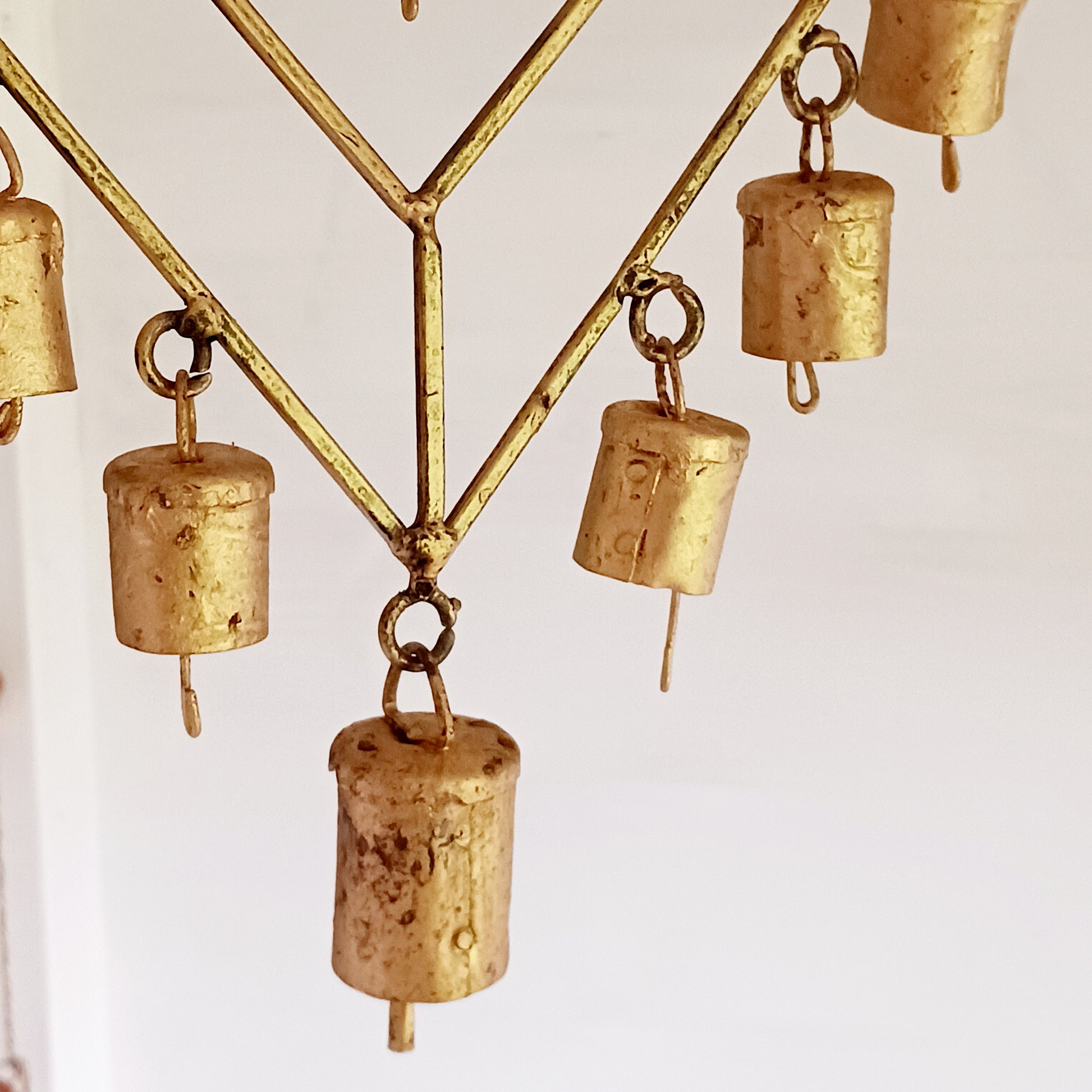 This lovely windchime is features a large metal heart that encloses a smaller heart, that in turn, holds an Indian decorative bell. Perched on the top of the windchime sit a pair of feather detailed birds. The hanging windchime decoration has a mounting chain and is completed by 7 Indian bells on the bottom edge; the largest bell in the centre.