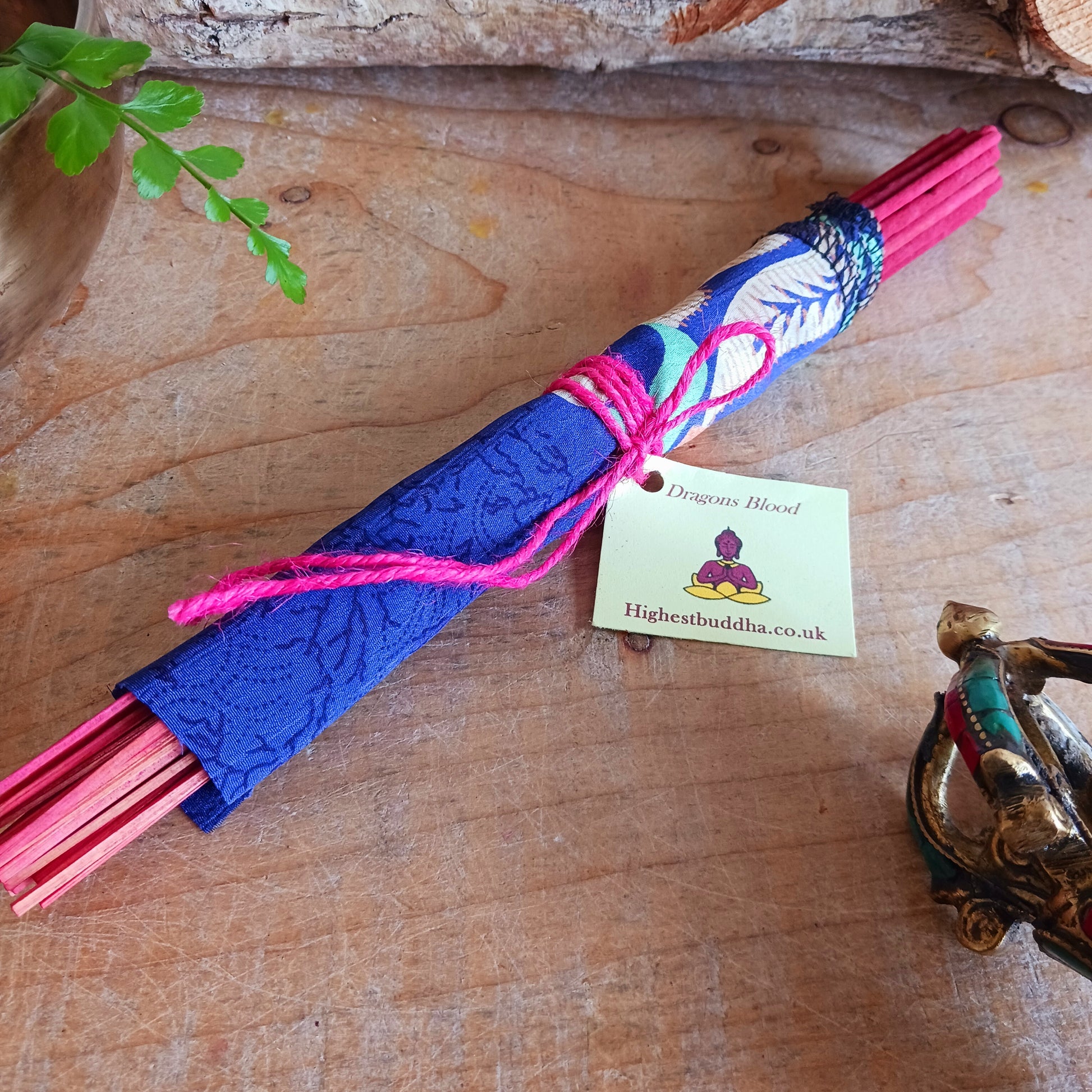 These Dragons Blood joss sticks are full of fragrance.  The scent will help to create a calming atmosphere, reduce stress and anxiety, stimulate creativity and help cleanse a space of negative energy.