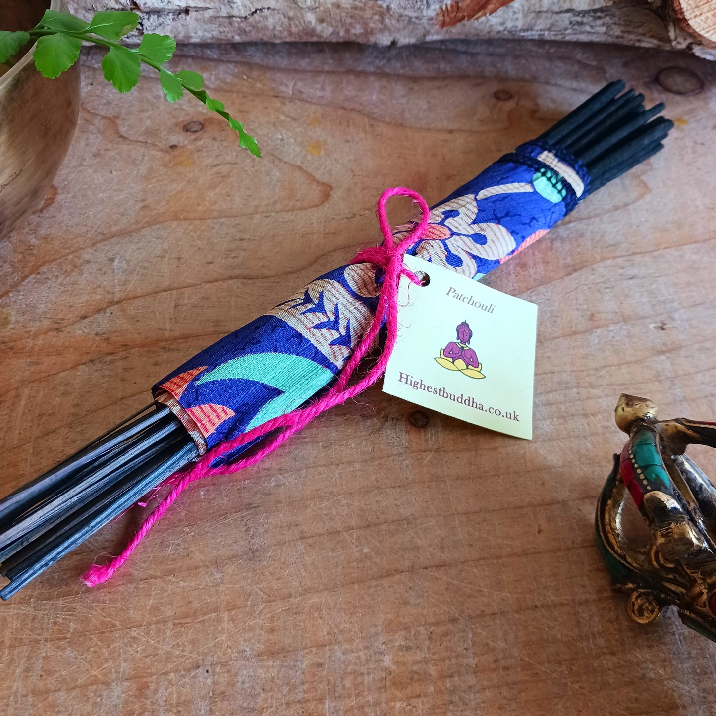 These Patchouli joss sticks are full of fragrance. The scent will help to create a calming atmosphere, reduce stress and anxiety, stimulate creativity and help cleanse a space of negative energy.