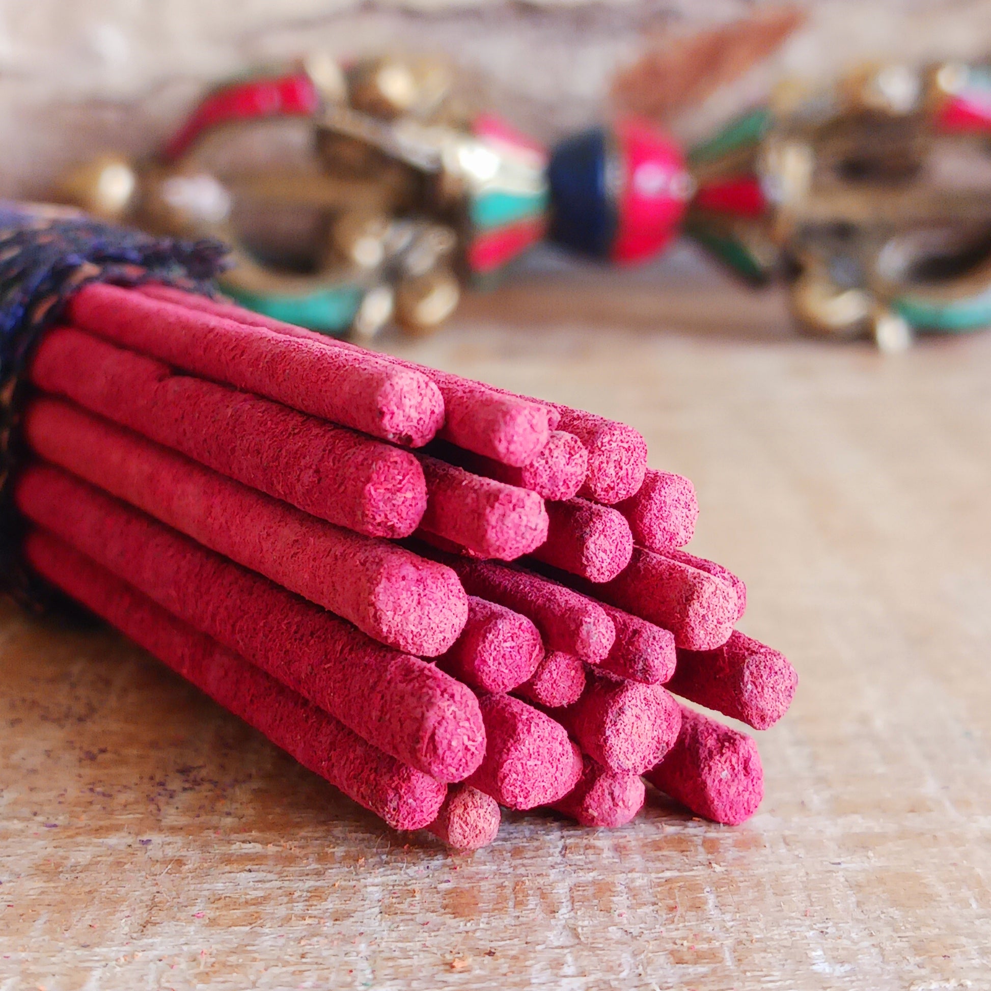 These Dragons Blood joss sticks are full of fragrance.  The scent will help to create a calming atmosphere, reduce stress and anxiety, stimulate creativity and help cleanse a space of negative energy.