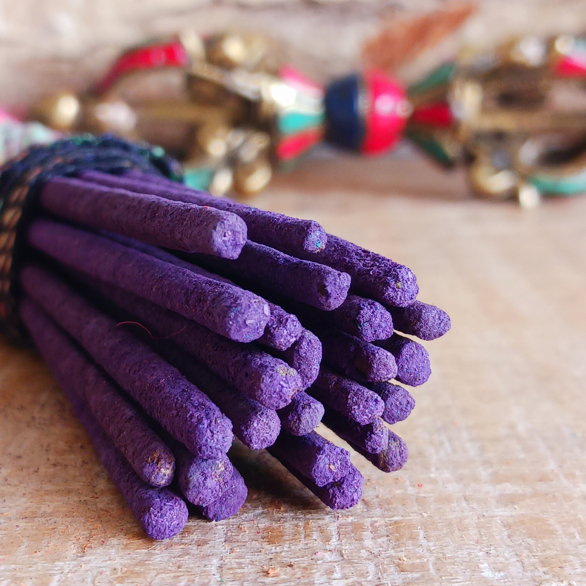 These Opium joss sticks are full of fragrance. The scent will help to create a calming atmosphere, reduce stress and anxiety, stimulate creativity and help cleanse a space of negative energy.