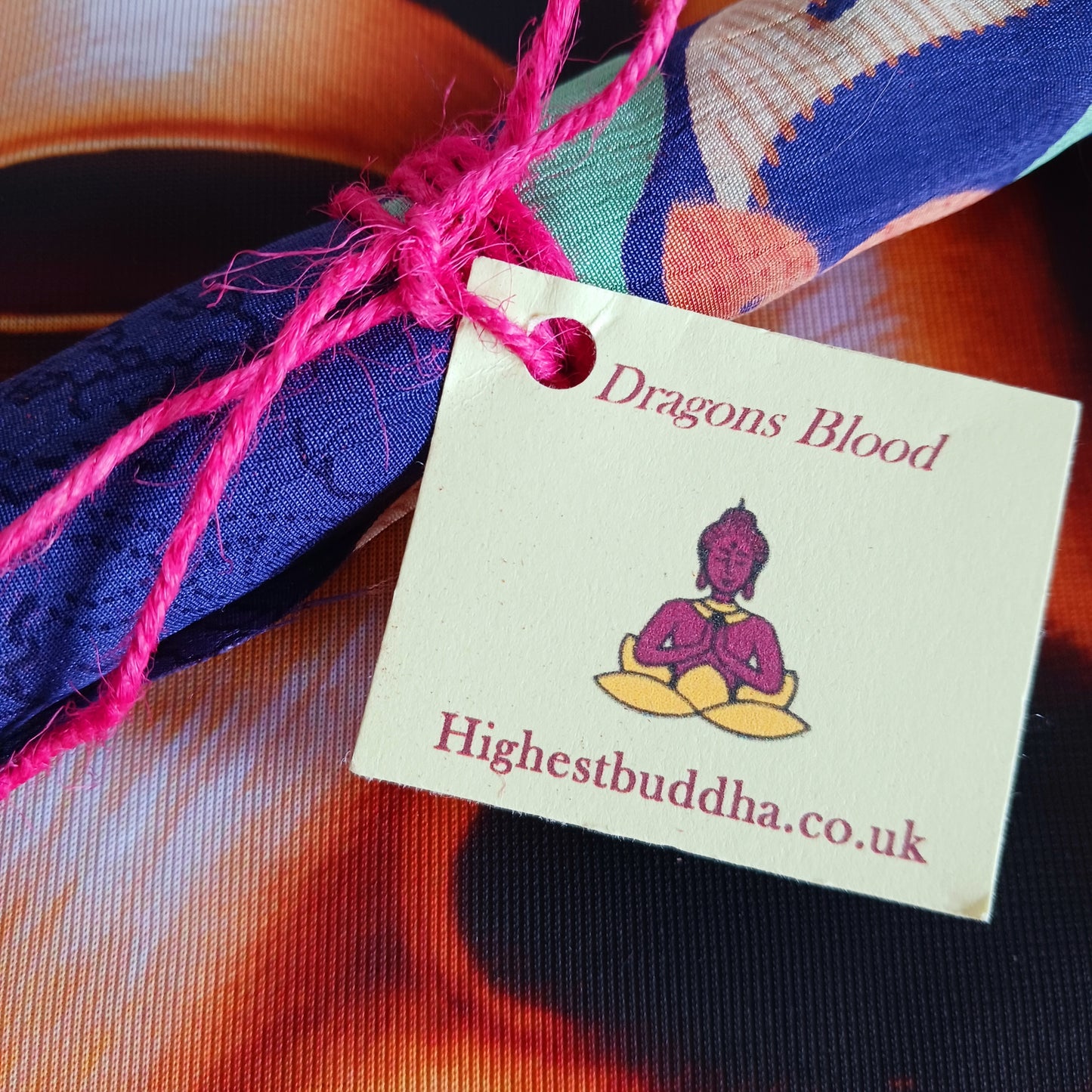 These Dragons Blood joss sticks are full of fragrance. The scent will help to create a calming atmosphere, reduce stress and anxiety, stimulate creativity and help cleanse a space of negative energy.