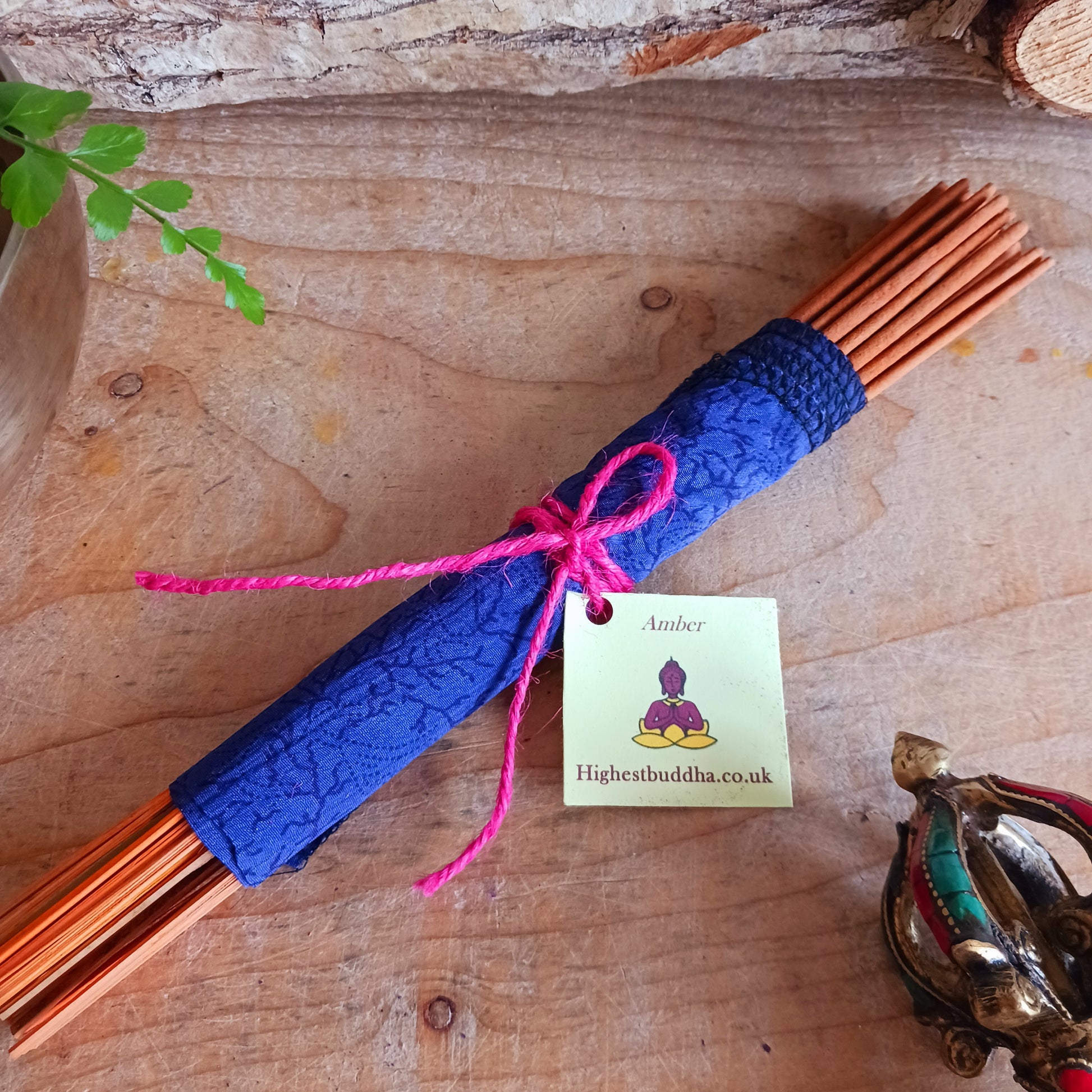 These Amber joss sticks are full of fragrance. The scent will help to create a calming atmosphere, reduce stress and anxiety, stimulate creativity and help cleanse a space of negative energy.