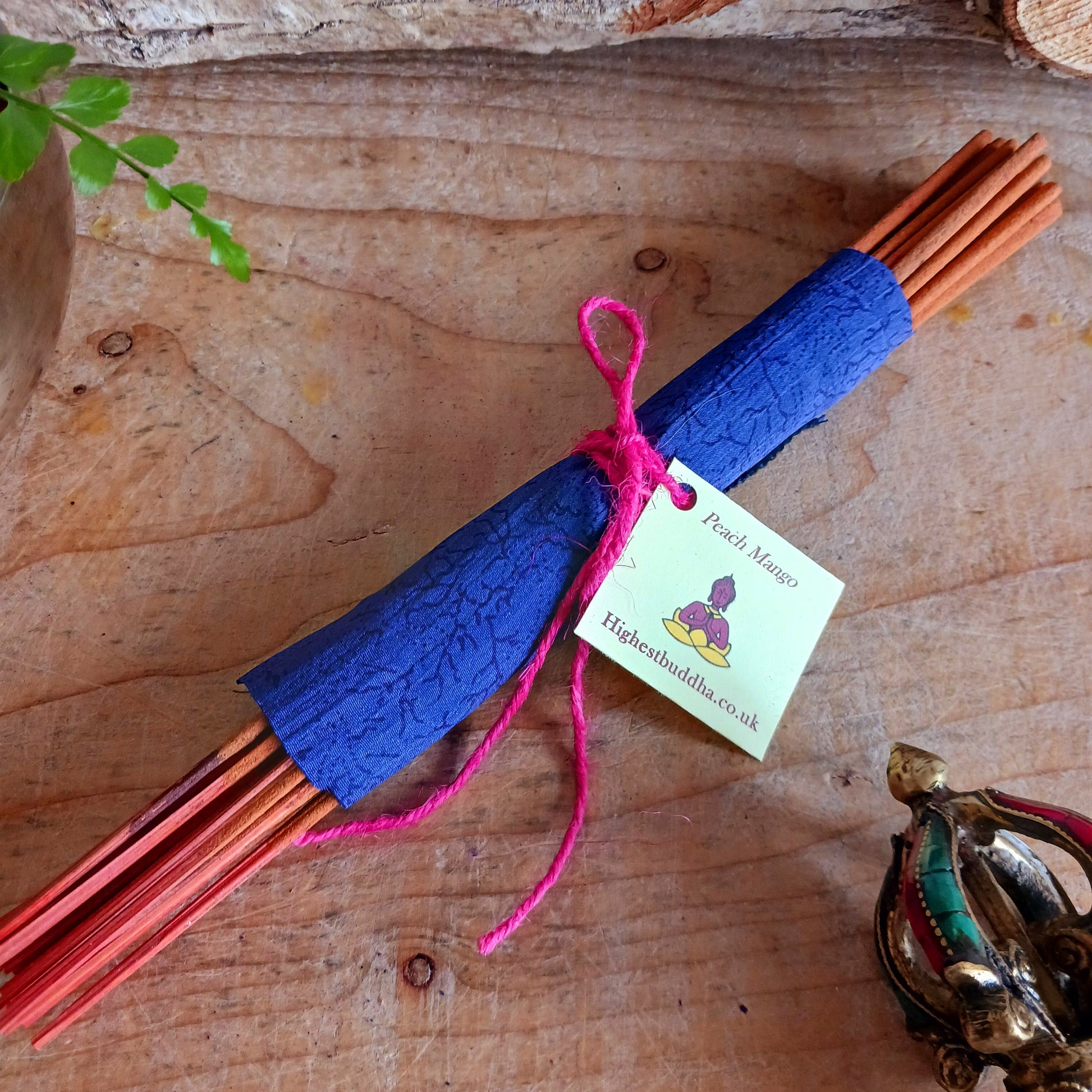 These Peach Mango joss sticks are full of fragrance. The scent will help to create a calming atmosphere, reduce stress and anxiety, stimulate creativity and help cleanse a space of negative energy.