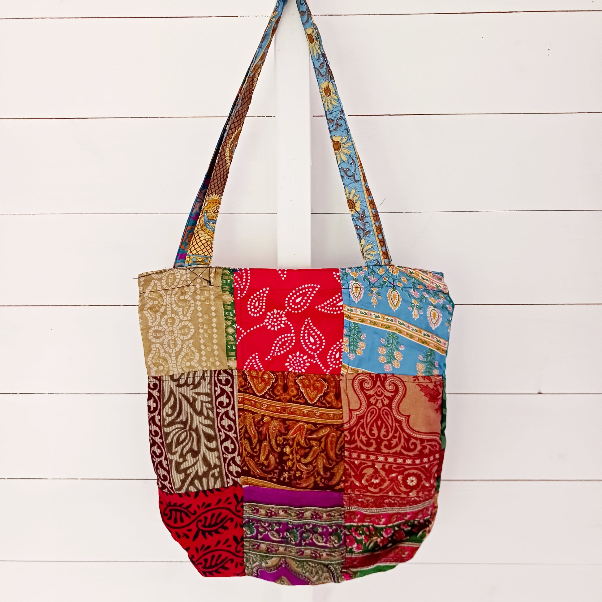 Shop like a pro! Pack this strong yet lightweight tote bag of colourful sari fabric with a black polyester lining. It's perfect for stuffing in your backpack, PC bag, cabin case, or glove box. The bag features a handy zippered external pocket for small bits and bobs like keys and coins.