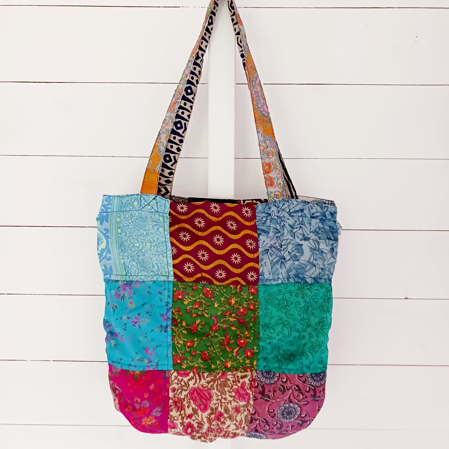 Shop like a pro! Pack this strong yet lightweight tote bag of colourful sari fabric with a black polyester lining. It's perfect for stuffing in your backpack, PC bag, cabin case, or glove box. The bag features a handy zippered external pocket for small bits and bobs like keys and coins.