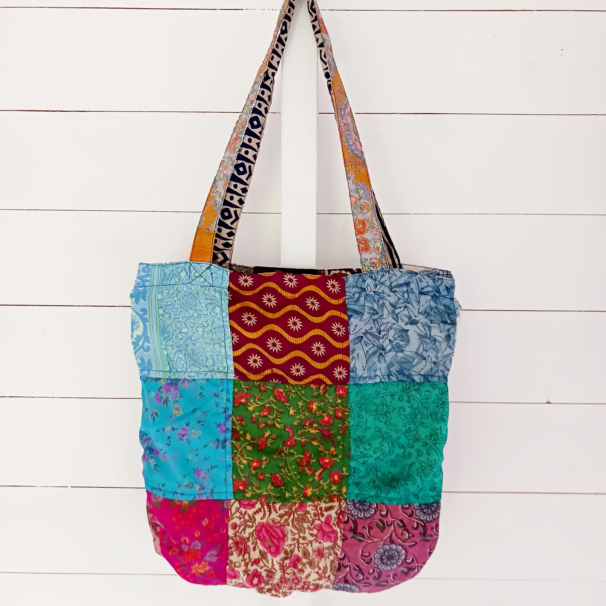 Shop like a pro! Pack this strong yet lightweight tote bag of colourful sari fabric with a black polyester lining. It's perfect for stuffing in your backpack, PC bag, cabin case, or glove box. The bag features a handy zippered external pocket for small bits and bobs like keys and coins.