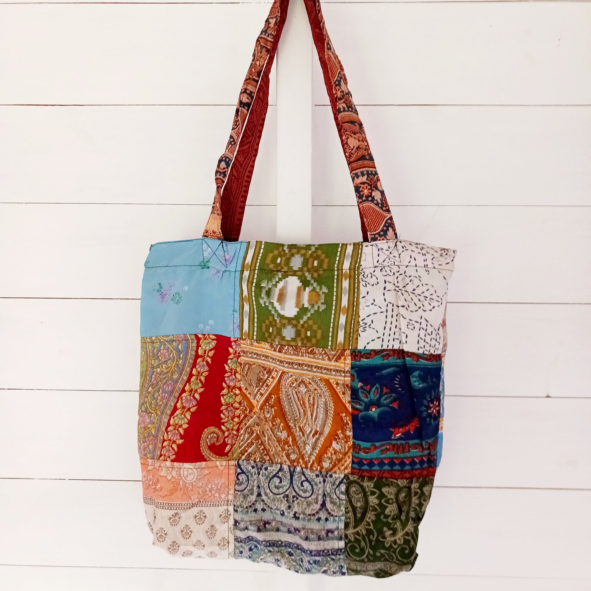 Shop like a pro! Pack this strong yet lightweight tote bag of colourful sari fabric with a black polyester lining. It's perfect for stuffing in your backpack, PC bag, cabin case, or glove box. The bag features a handy zippered external pocket for small bits and bobs like keys and coins.