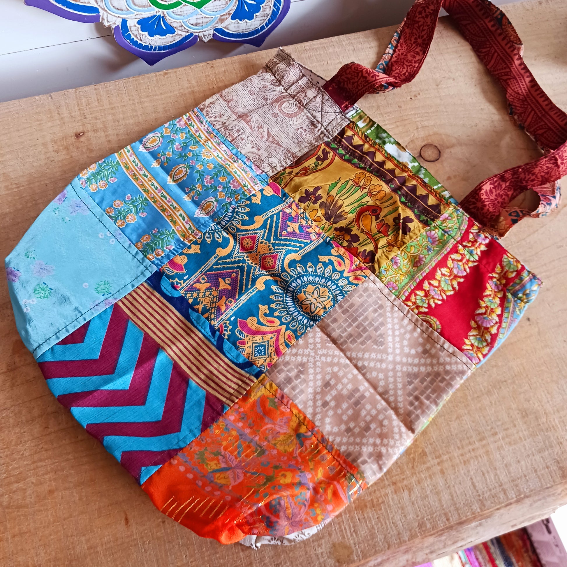 Shop like a pro! Pack this strong yet lightweight tote bag of colourful sari fabric with a black polyester lining. It's perfect for stuffing in your backpack, PC bag, cabin case, or glove box. The bag features a handy zippered external pocket for small bits and bobs like keys and coins.