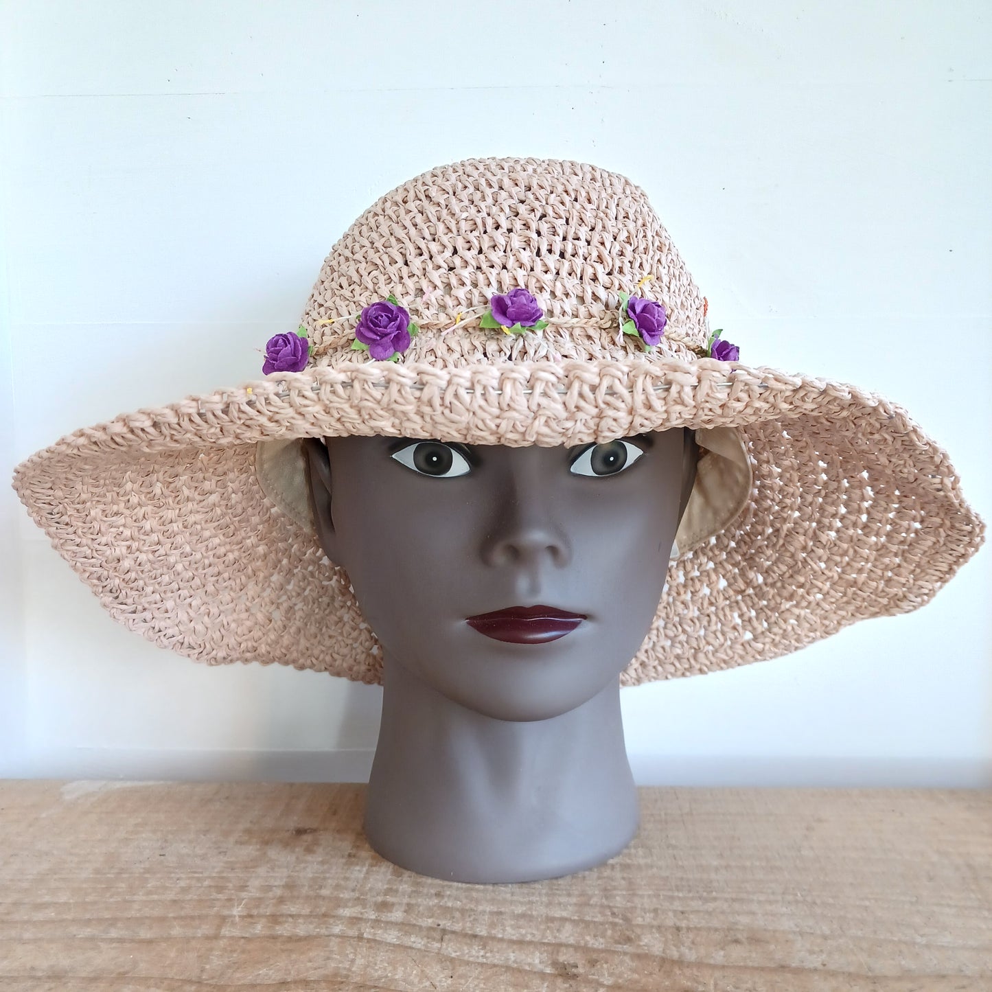 Bring effortless style and sun-safe comfort to your holiday wardrobe with this Floppy Straw Sun Hat in light pink. This delightful hat features a soft, flowing brim that drapes elegantly, creating a relaxed, free-spirited look perfect for travel, beach days, or casual outings.