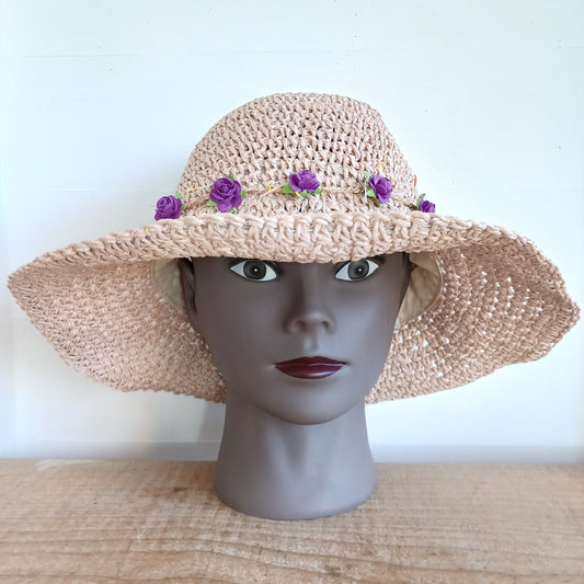 Bring effortless style and sun-safe comfort to your holiday wardrobe with this Floppy Straw Sun Hat in light pink. This delightful hat features a soft, flowing brim that drapes elegantly, creating a relaxed, free-spirited look perfect for travel, beach days, or casual outings.