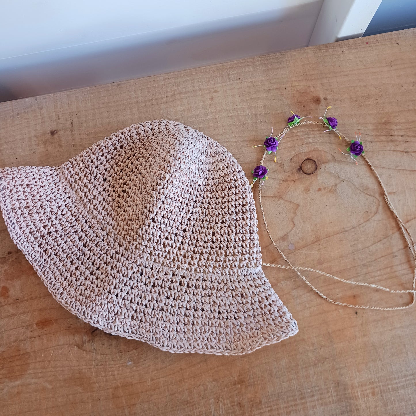 Bring effortless style and sun-safe comfort to your holiday wardrobe with this Floppy Straw Sun Hat in light pink. This delightful hat features a soft, flowing brim that drapes elegantly, creating a relaxed, free-spirited look perfect for travel, beach days, or casual outings.