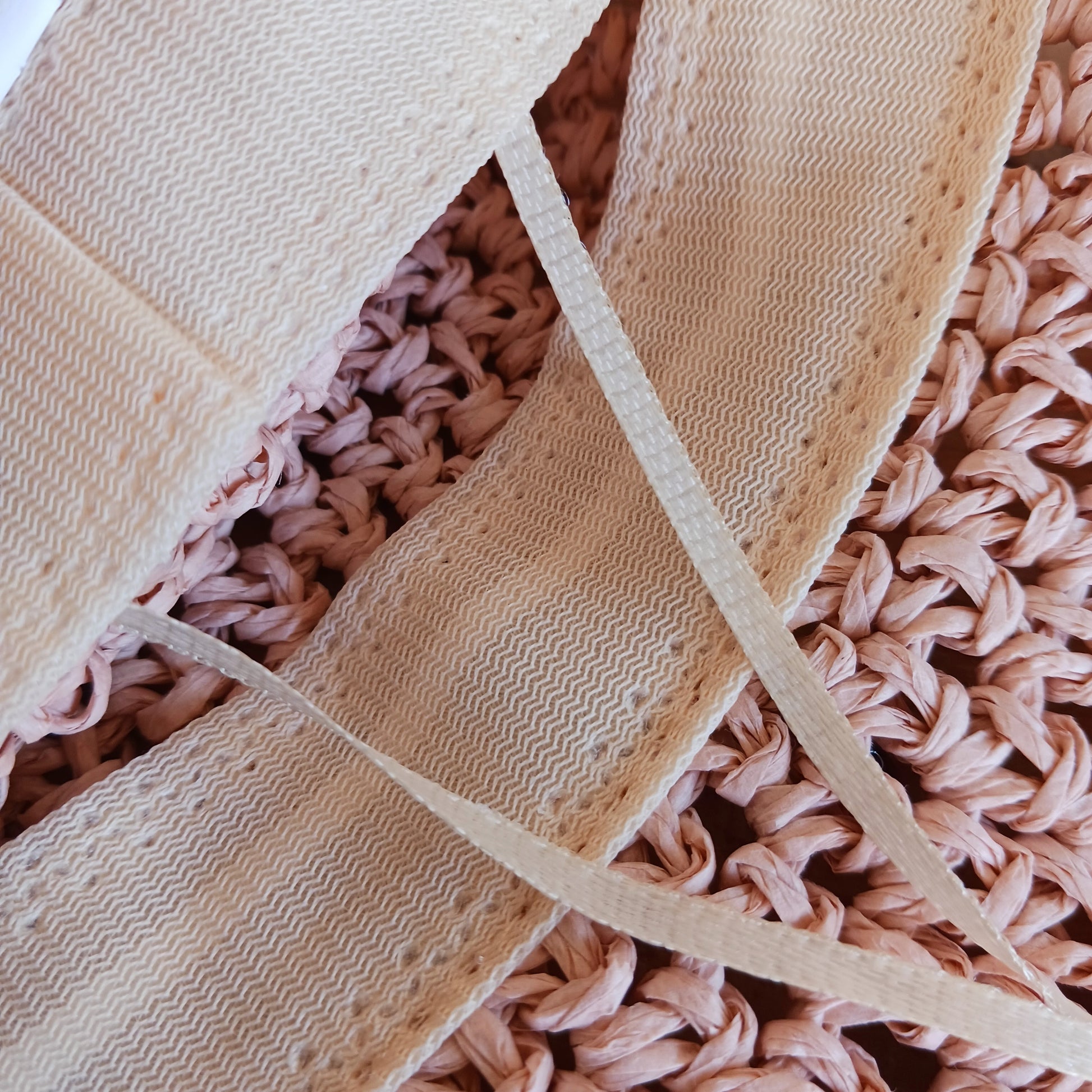 Bring effortless style and sun-safe comfort to your holiday wardrobe with this Floppy Straw Sun Hat in light pink. This delightful hat features a soft, flowing brim that drapes elegantly, creating a relaxed, free-spirited look perfect for travel, beach days, or casual outings.