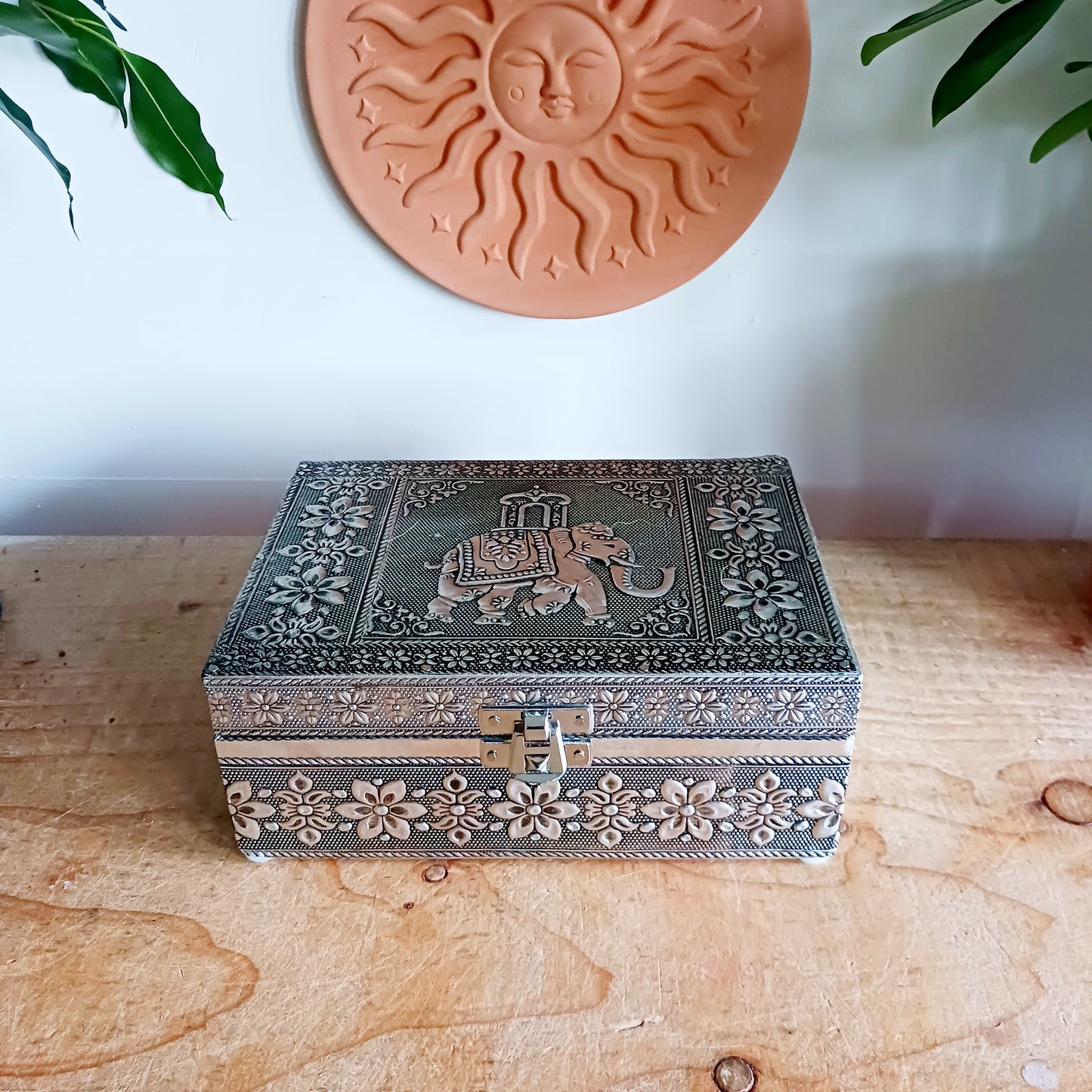 Elevate your jewellery storage with this exquisite silver-coloured aluminium jewellery box, beautifully embossed with an elephant carrying a howdah and framed by intricate borders. Lined with soft cotton velvet, it offers a luxurious feel while protecting your precious pieces.