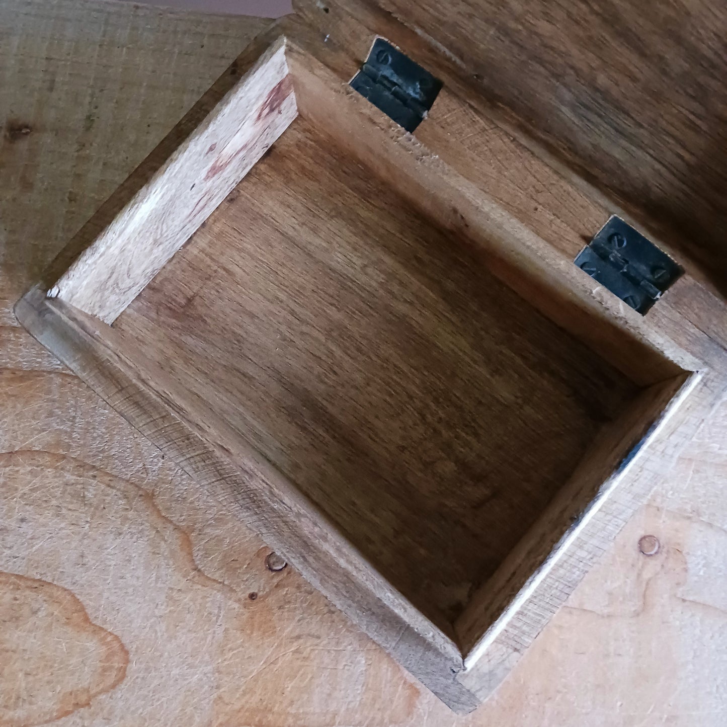 Add timeless craftsmanship to your home with this beautifully hand carved mango wood keepsake box, featuring an intricate Celtic cross design engraved on the lid. Expertly crafted from durable, sustainable mango wood, this decorative wooden box blends traditional Celtic artistry with practical storage.