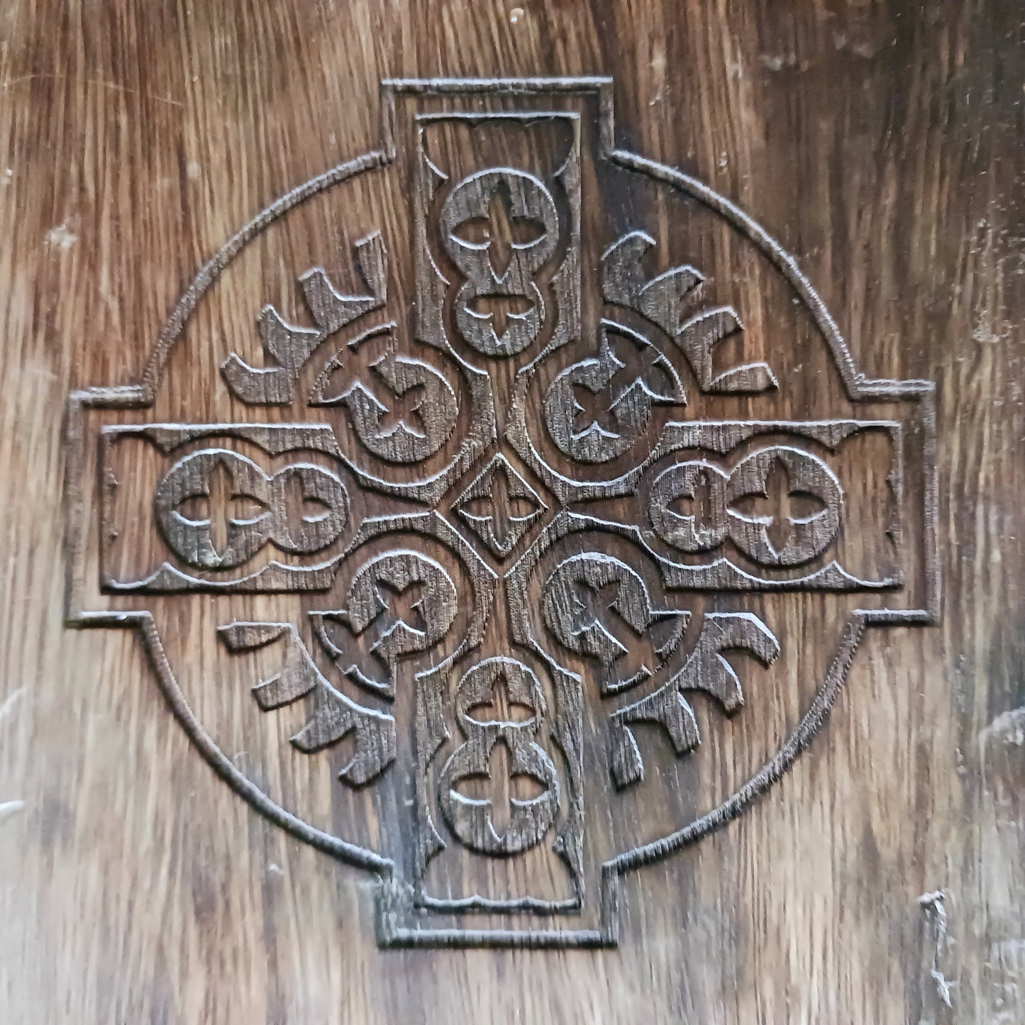 Add timeless craftsmanship to your home with this beautifully hand carved mango wood keepsake box, featuring an intricate Celtic cross design engraved on the lid. Expertly crafted from durable, sustainable mango wood, this decorative wooden box blends traditional Celtic artistry with practical storage.