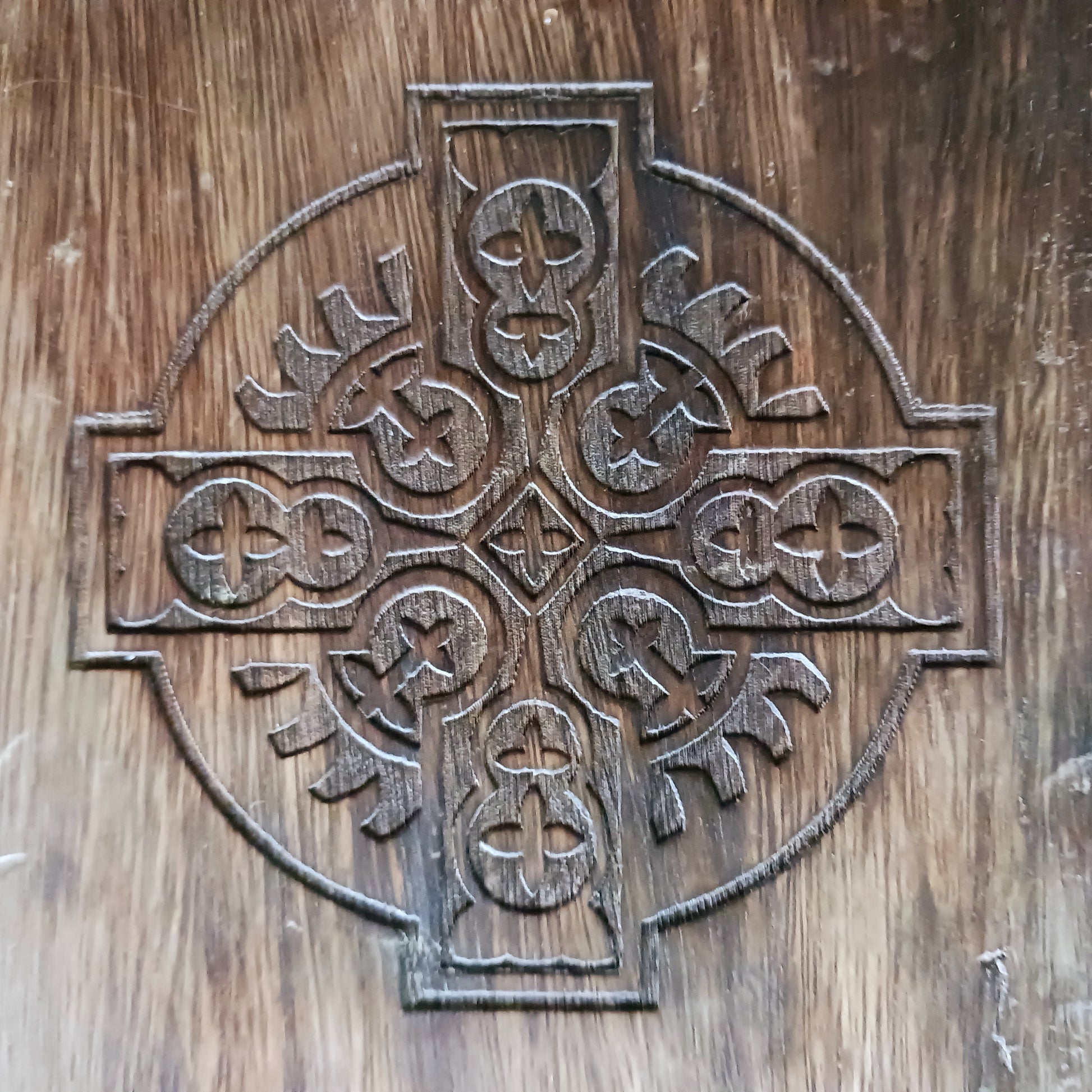 Add timeless craftsmanship to your home with this beautifully hand carved mango wood keepsake box, featuring an intricate Celtic cross design engraved on the lid. Expertly crafted from durable, sustainable mango wood, this decorative wooden box blends traditional Celtic artistry with practical storage.
