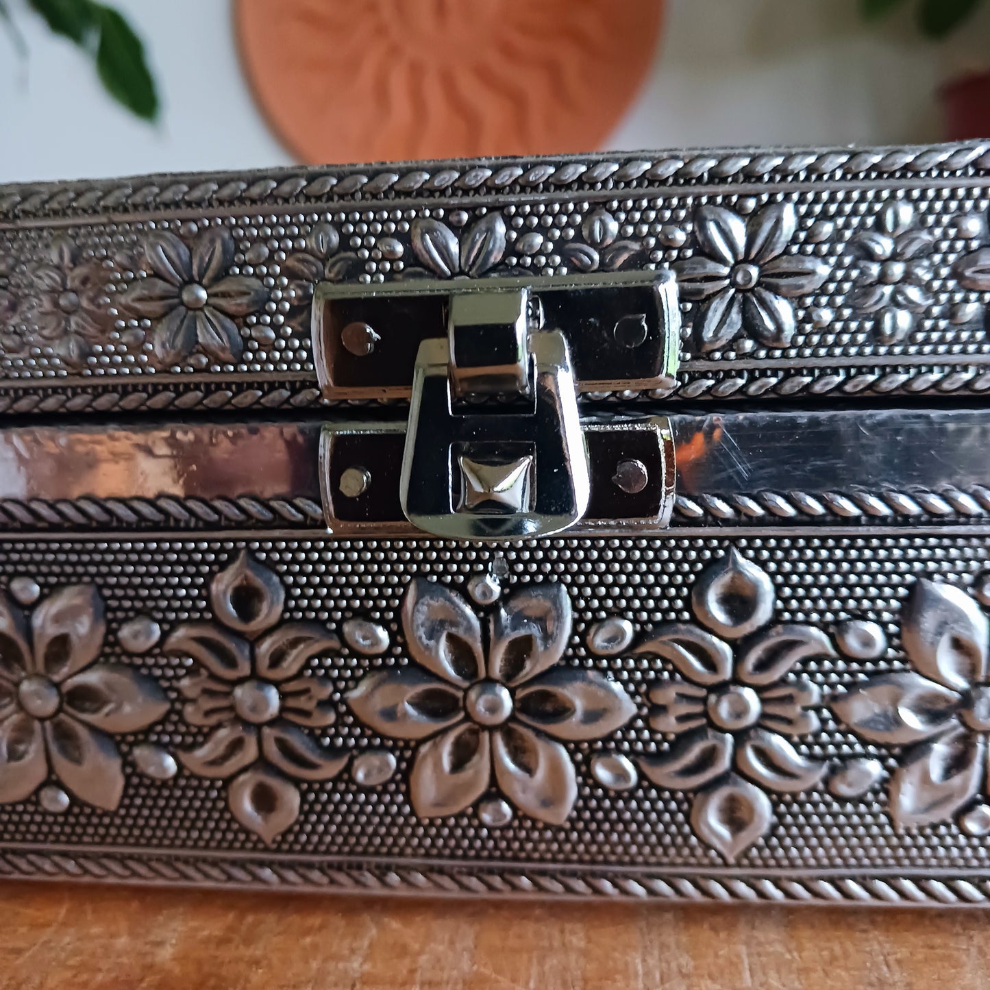 Elevate your jewellery storage with this exquisite silver-coloured aluminium jewellery box, beautifully embossed with an elephant carrying a howdah and framed by intricate borders. Lined with soft cotton velvet, it offers a luxurious feel while protecting your precious pieces.