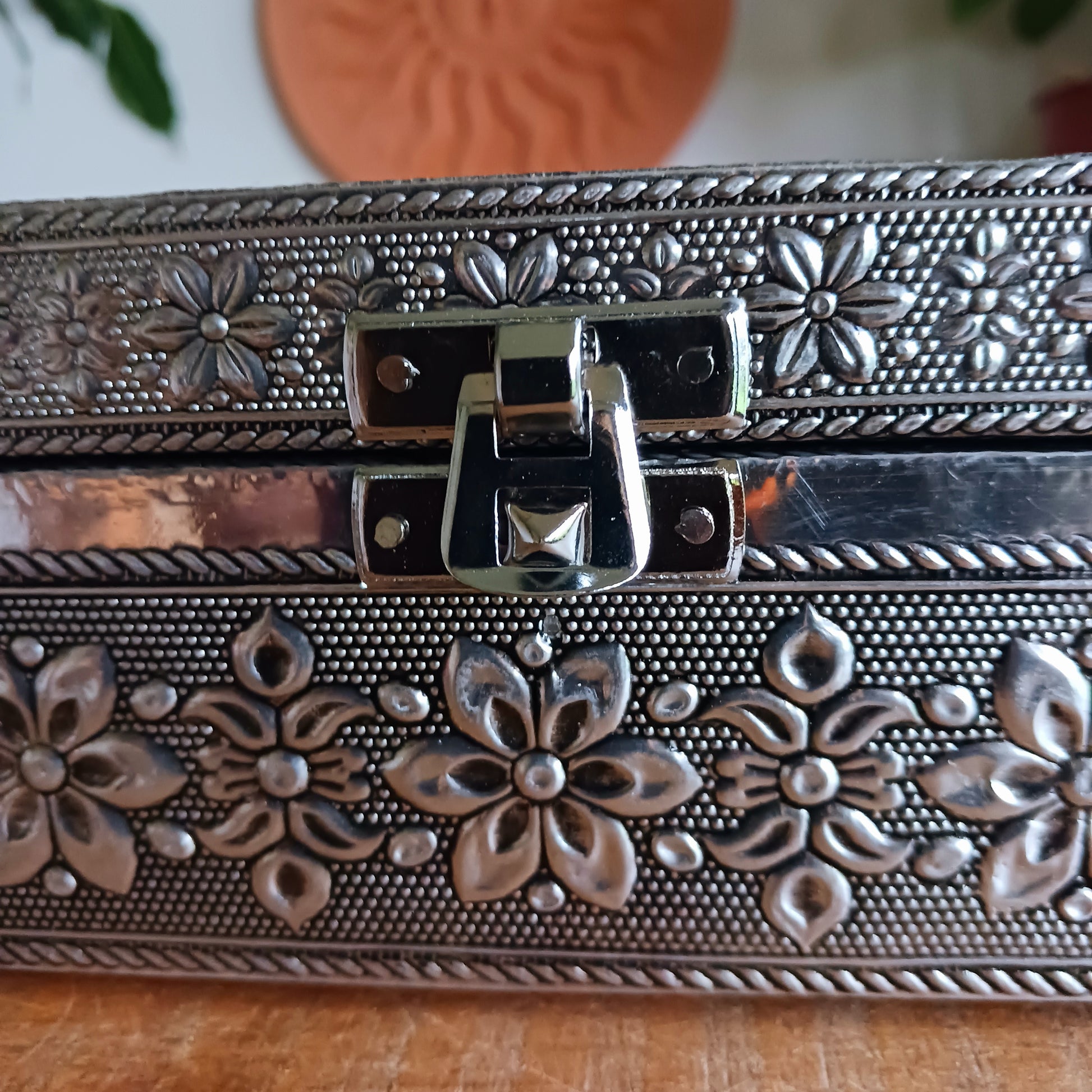 Elevate your jewellery storage with this exquisite silver-coloured aluminium jewellery box, beautifully embossed with an elephant carrying a howdah and framed by intricate borders. Lined with soft cotton velvet, it offers a luxurious feel while protecting your precious pieces.