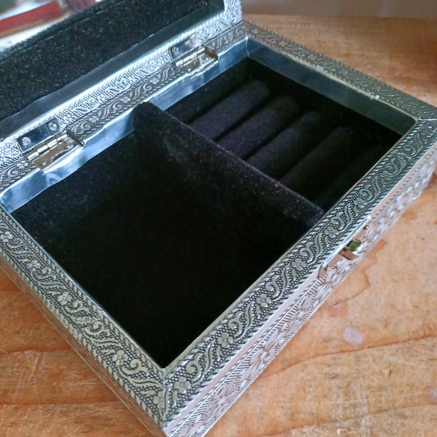 Elevate your jewellery storage with this exquisite silver-coloured aluminium jewellery box, beautifully embossed with an elephant carrying a howdah and framed by intricate borders. Lined with soft cotton velvet, it offers a luxurious feel while protecting your precious pieces.