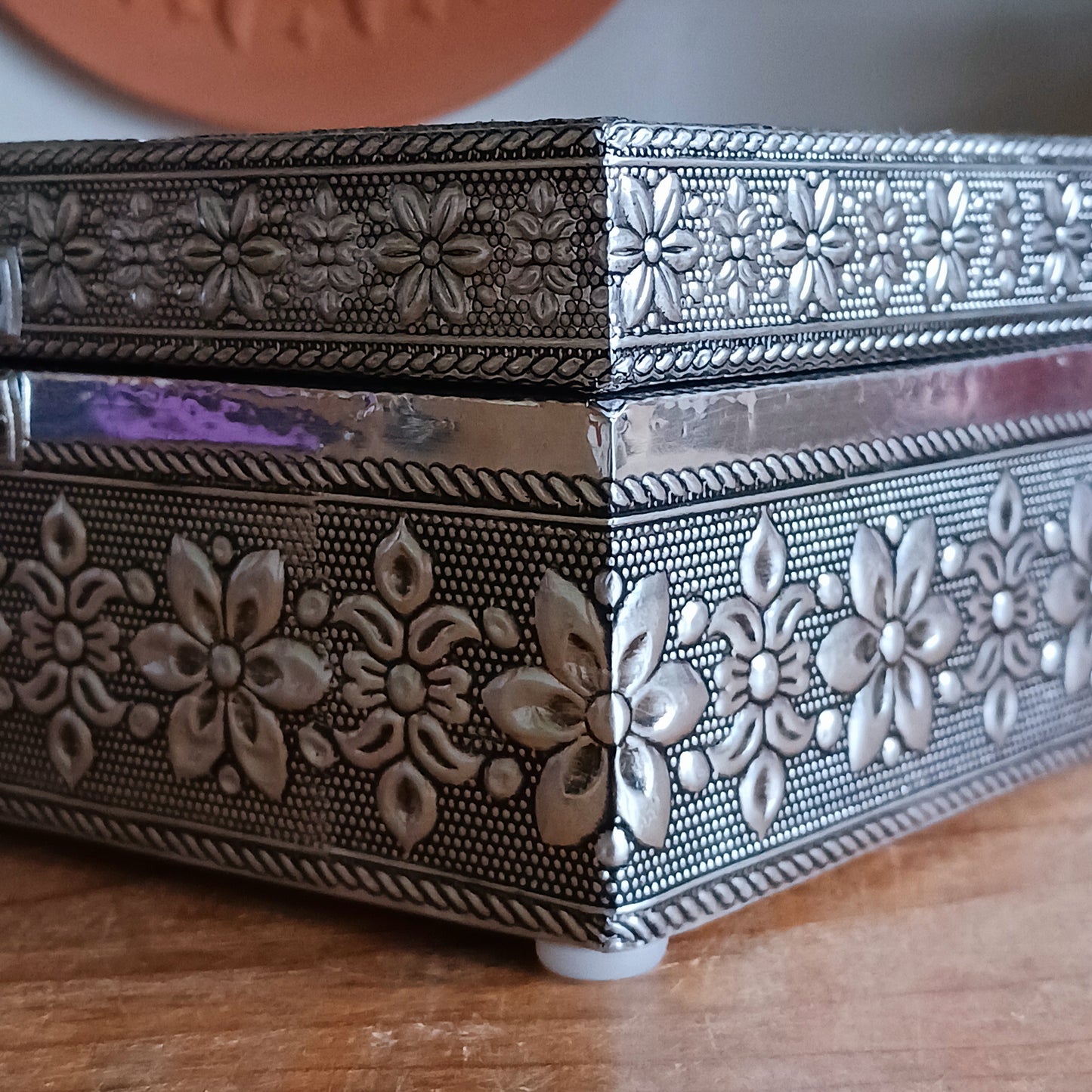Elevate your jewellery storage with this exquisite silver-coloured aluminium jewellery box, beautifully embossed with an elephant carrying a howdah and framed by intricate borders. Lined with soft cotton velvet, it offers a luxurious feel while protecting your precious pieces.