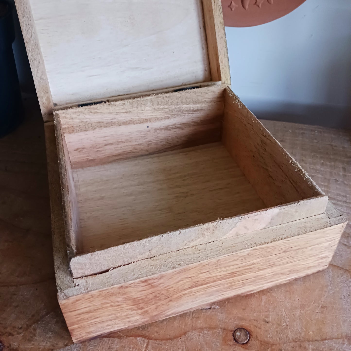 Illuminate your space with the Hop Hare Big Enamelled Square Box, a handcrafted treasure that blends beauty, spirituality, and functionality. Made from sustainable mango wood and adorned with deep blue enamel, this large storage box features a radiant golden sun design symbolizing success, confidence, joy, and vitality.