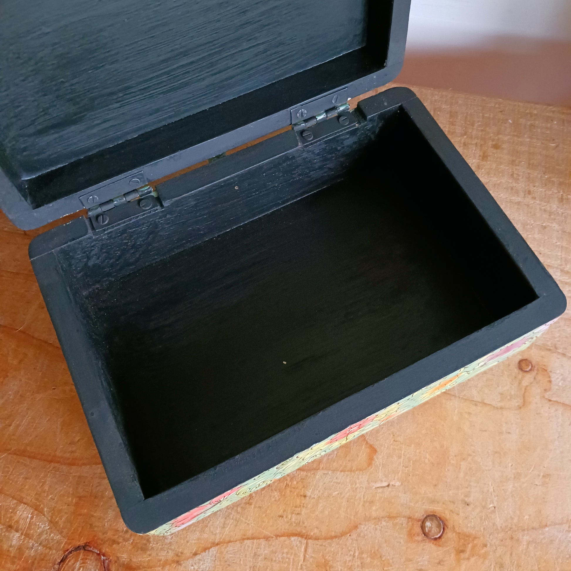 The Saanvi Handcrafted Small Wooden Box is a sustainable gift of beauty, designed to bring charm and practicality to any space. Expertly hand-painted in a bright mixed floral pattern on a pale blue background, this decorative box exudes artisanal elegance.