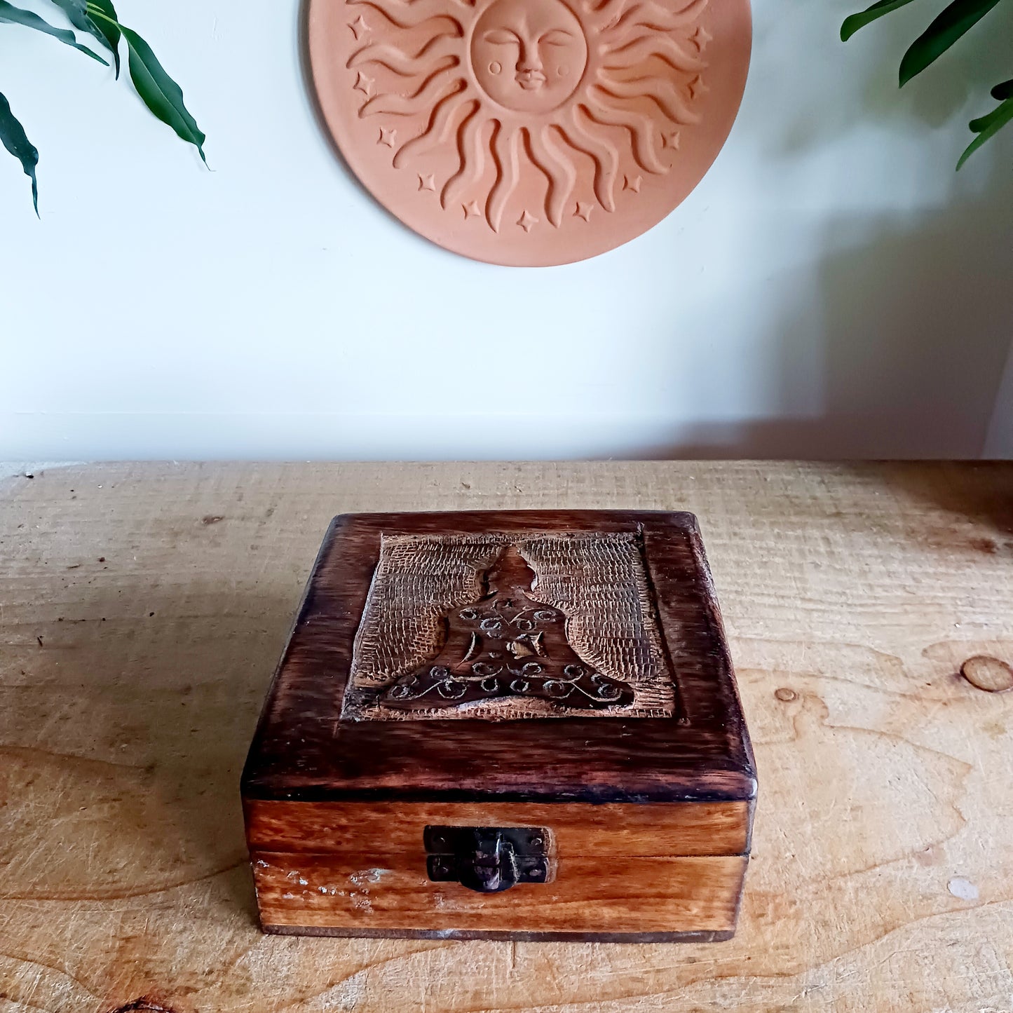 Discover the beauty of handcrafted artistry with this lovely mango wood box, hand-carved in India. Perfect for storing trinkets, jewellery, and cherished keepsakes, this box combines charm and functionality with its unique design and sturdy construction.