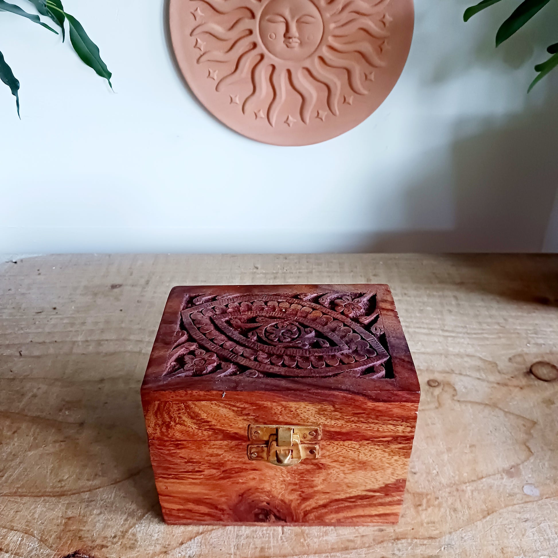 A lovely little hand carved wooden box with 6 partitions (that are removable), one for each essential oil bottle. This box is made for 10ml bottles with a diameter of less than 2.6cms. It has a little brass fastening at the front, perfect for keeping your essential oils safe.