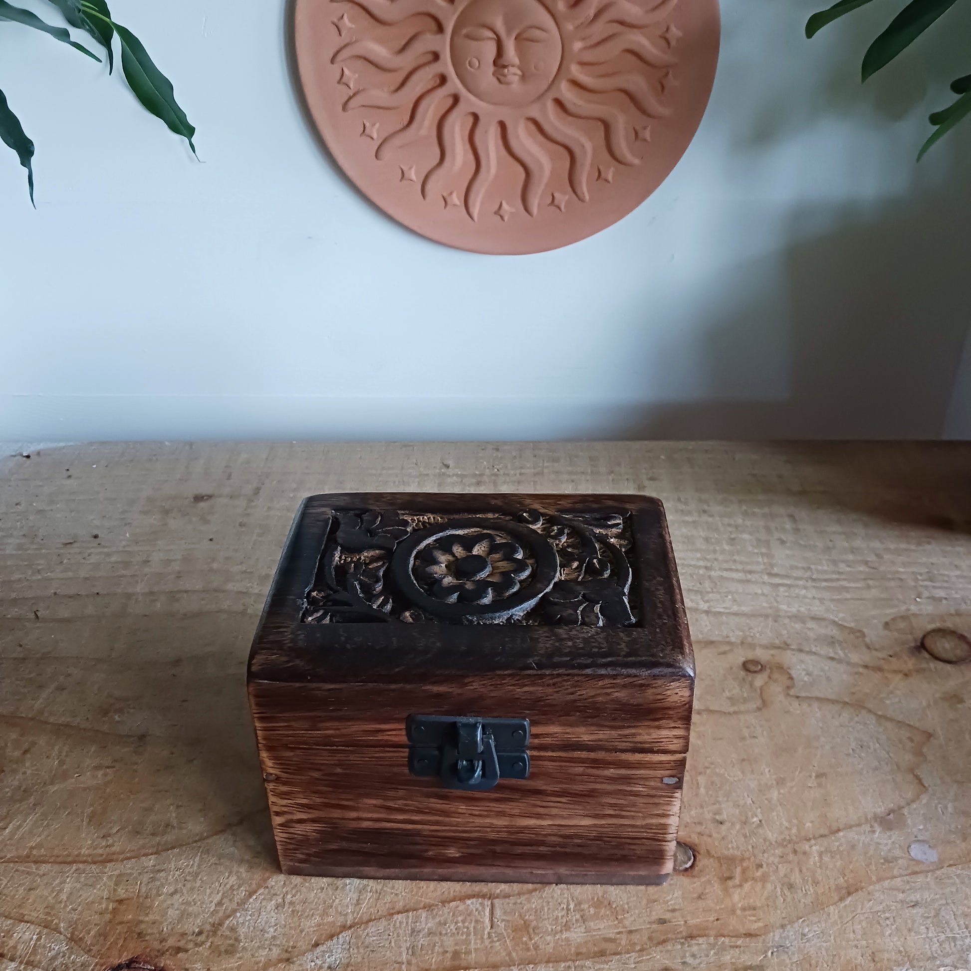 A lovely little Mango Aromatherapy wooden box features a hand carved floral design on the lid. It has 6 partitions (fixed), one for each essential oil bottle, and a secure iron fitting on the front. This pretty piece will look beautiful in the bedroom or dressing room or any room really.