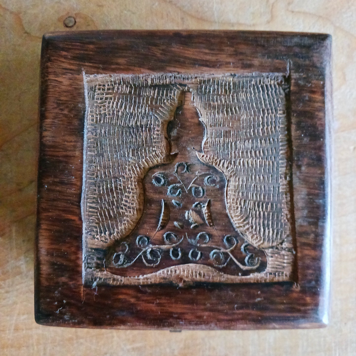 Discover the beauty of handcrafted artistry with this lovely mango wood box, hand-carved in India. Perfect for storing trinkets, jewellery, and cherished keepsakes, this box combines charm and functionality with its unique design and sturdy construction.