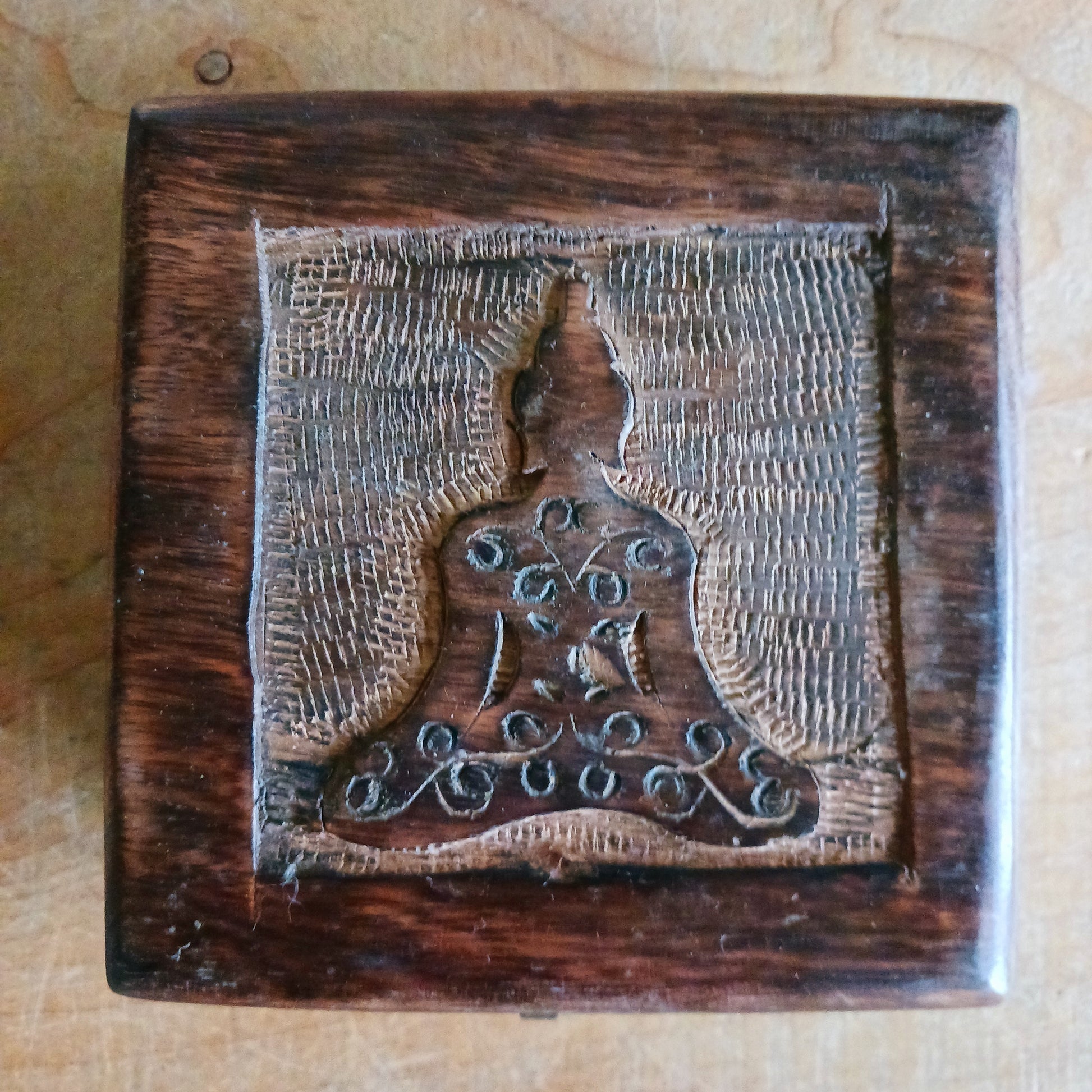 Discover the beauty of handcrafted artistry with this lovely mango wood box, hand-carved in India. Perfect for storing trinkets, jewellery, and cherished keepsakes, this box combines charm and functionality with its unique design and sturdy construction.