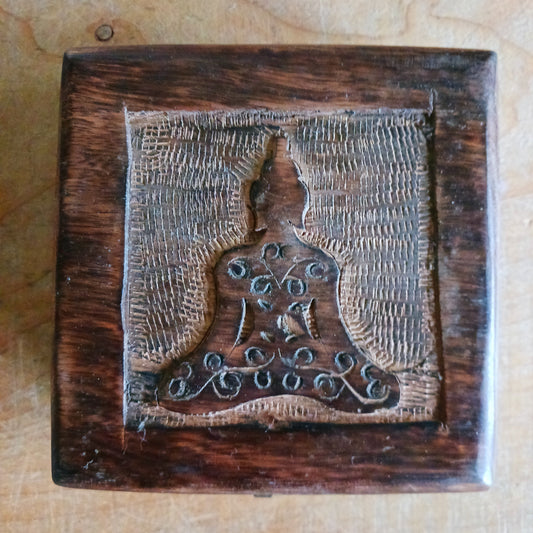 Discover the beauty of handcrafted artistry with this lovely mango wood box, hand-carved in India. Perfect for storing trinkets, jewellery, and cherished keepsakes, this box combines charm and functionality with its unique design and sturdy construction.