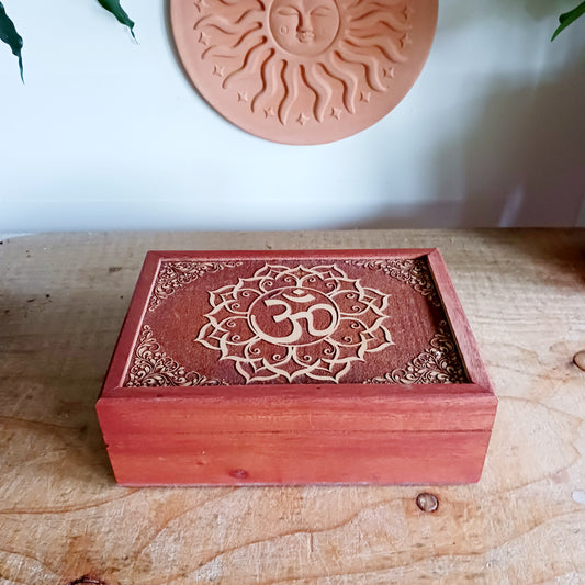Celebrate the elegance of hand-carved craftsmanship with this Wooden Keepsake Box Om, made from sustainably sourced mango wood in India. 