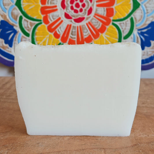 This unique Himalayan Cava Handcrafted Soap, has been lovingly made using the traditional melt-and-pour method. Each bar is individually handcrafted using quality ingredients and finished with a soft white whipped-style top and a delicate sprinkling of pink Himalayan salt.